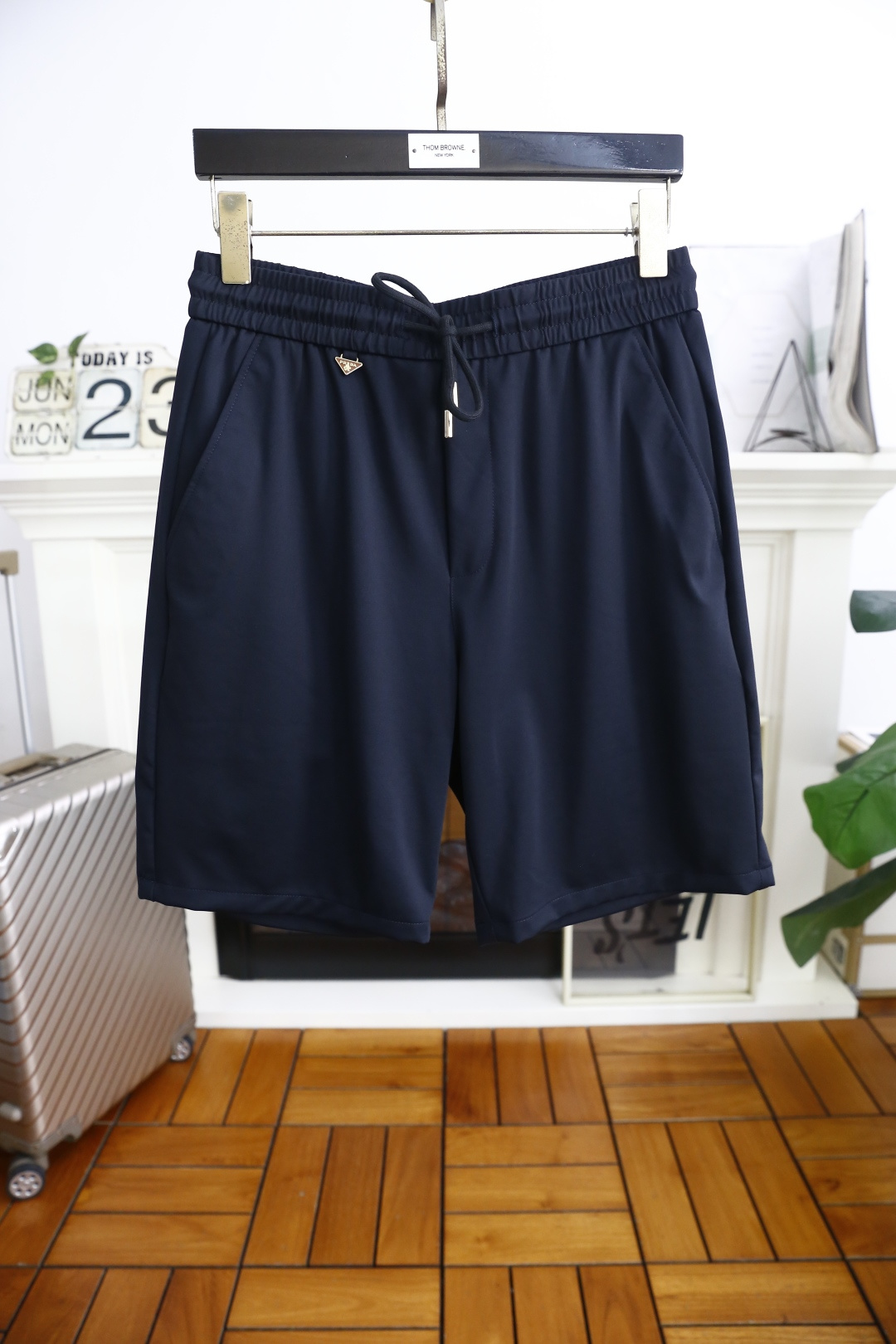 NO:474665,Pula*/Pr*da. 2025 summer men's new fashion casual shorts!  Classic and versatile style, no too much decoration, main fabric and style, elastic waist, insert pockets on both sides of the luxury classic brand LOGO as the highlight of details. The fabric is made of top-grade comfortable cotton fabric, moderate thickness, skin-friendly on the upper body, breathable, and has a good sense of crispness. Orders of the full quality!  Counter size 29-42, shipped the next day!  ,,prada,shorts,alexander wang19860909普拉*/Pr*da. 2025夏季男士新品时尚休闲短裤！经典百搭的款式 没有过多的装饰 主打面料与版型 松紧腰两侧插袋设计奢华经典品牌LOGO作为细节亮点 面料采用顶级舒适棉面料,厚度适中,上身亲肤 透气,能有很好的挺括感 全品相的订单！专柜尺码29-42,隔天出货！,,prada,shorts,alexander wang,Men's clothing