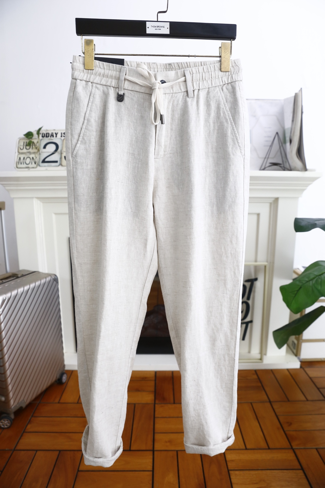 NO:474655,Zenia/Ze*na. 25 new summer fashion men's thin casual pants!  It uses imported comfortable and breathable cotton and linen fabric, with a classic LOGO design for luxury brand, and it is comfortable to the upper body!  The elastic waist casual style is matched with no restraint!  The same product for overseas European counters, the upper body is fashionable and sporty, very low-key and luxurious!  The stitching of the turner is delicate and strong!  Perfect three-dimensional tailoring, highly recommend buying the product!  Counter size 29-42, shipped the next day!  ,zegna,alexander wang19860909杰尼亚/Ze*na. 25夏季新品时尚男士薄款休闲裤！采用进口舒适透气棉麻面料,奢华品牌经典LOGO设计 上身随意舒服！松紧腰休闲版型搭配无束缚感！海外欧洲专柜同品,上身时尚运动显时尚,很低调且不失奢华品味！车工缝线细致而强悍！完美立体剪裁,强烈推荐购入货色！专柜尺码29-42,隔天出货！,,zegna,alexander wang,Men's clothing