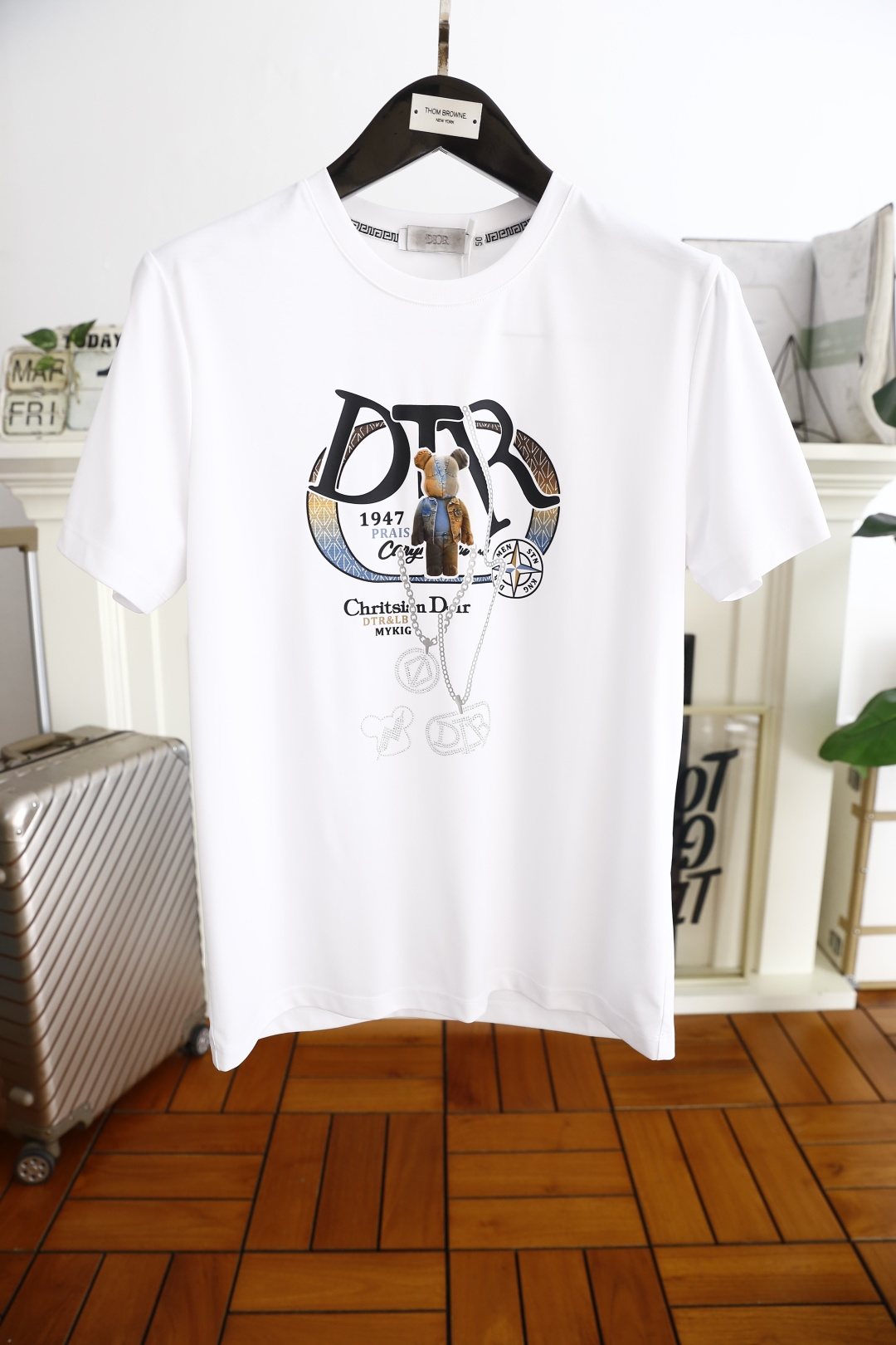 NO:433217,Dior/Christian D*or. New 2025 summer model!  Fashionable and casual round neck short-sleeved fashion item design, more fashionable and comfortable, high-standard customization, very stylish upper body, luxurious and classic custom LOGO pattern on the chest, customer-supplied auxiliary materials, imported high-end double mercerized cotton fabric with very delicate texture, exquisite details and exquisite craftsmanship, extremely shaping item, can be matched with any fashion, super good style, a must-have item for trendy men. Counter code: M-3XL, shipped the next day!  ,dior,T-shirt,alexander wang19860909迪奥/Christian D*or. 2025夏季新款！时尚休闲圆领短袖时尚单品设计,更加时尚舒适,高标准定制,上身非常有型,胸前奢华经典定制LOGO图案 客供辅料,客供进口高档双丝光棉面料质感非常细腻,细节工艺精湛考究,塑造性极高的一款单品,任何时装都可以搭配,版型超级好 潮男必备单品 专柜码:M-3XL,隔天出货！,,dior,T-shirt,alexander wang,Men's clothing