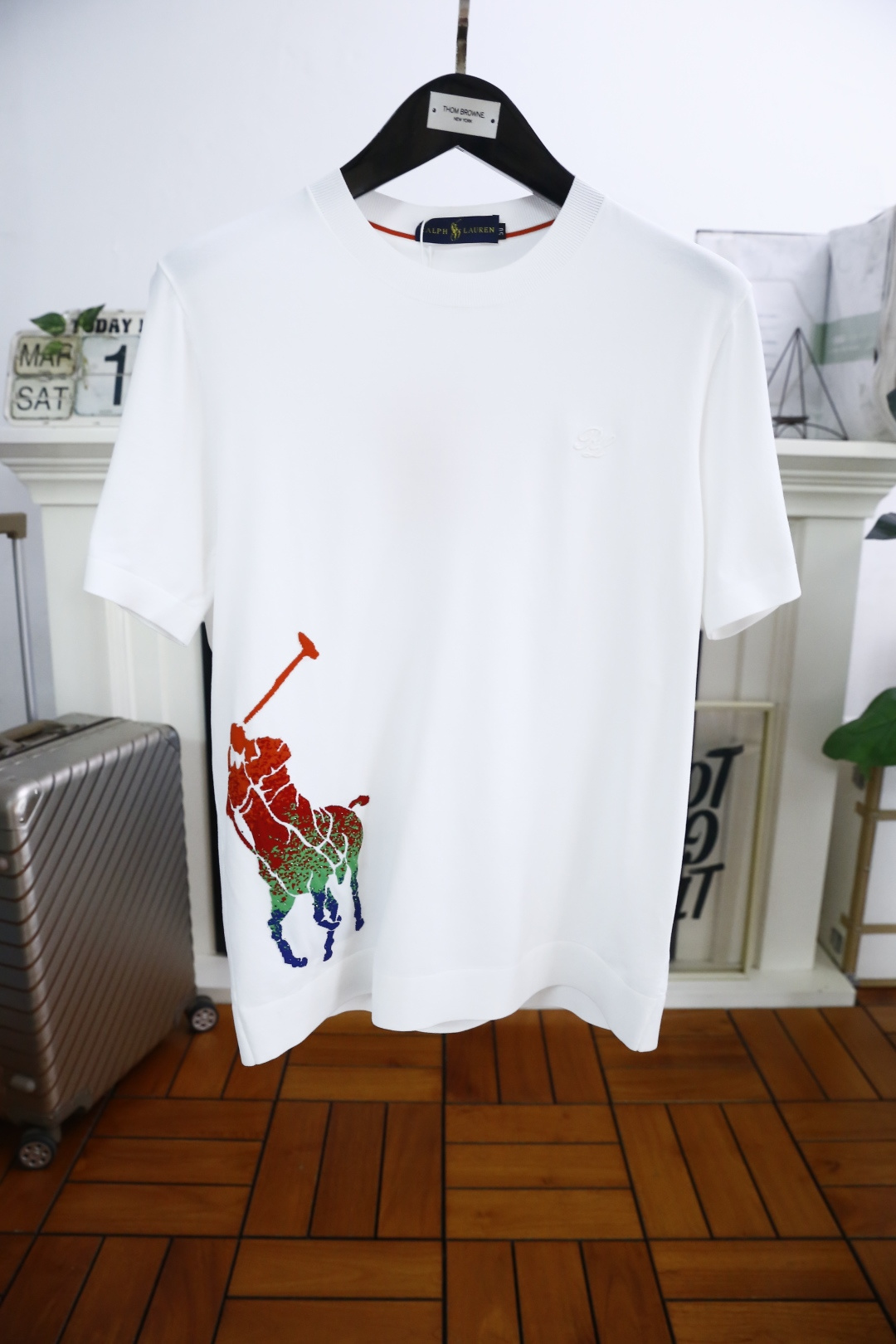 NO:474670,Paul. The new 2025 summer fashion round neck short sleeves are made of high-end Yilite high-end fabrics. The classic round neck style is unique and cool. The luxury classic brand logo design is versatile. Adhering to the traditional fashion charm of the big brand, the unique line design exudes a strong British style, which is very modern and inherits the traditional concept. The precious fabric is smoother, the feel is soft, comfortable and breathable. The exquisite craftsmanship and three-dimensional tailoring style bring texture enjoyment. The counter size M-3XL is shipped the next day!  ,T-shirt,alexander wang19860909保罗. 2025夏季新品时尚圆领短袖采用高档伊力特高端面料 经典圆领款式独特又清凉 奢华经典品牌logo设计百搭气质 秉承大牌的传统时尚魅力,独有的线条设计散发着浓郁的英伦风情,极具现代感亦承袭了传统理念.珍贵面料更加光滑,手感柔顺舒适透气 精湛工艺,立体剪裁风格带来质感享受.专柜尺码M-3XL,隔天出货！,,T-shirt,alexander wang,Men's clothing