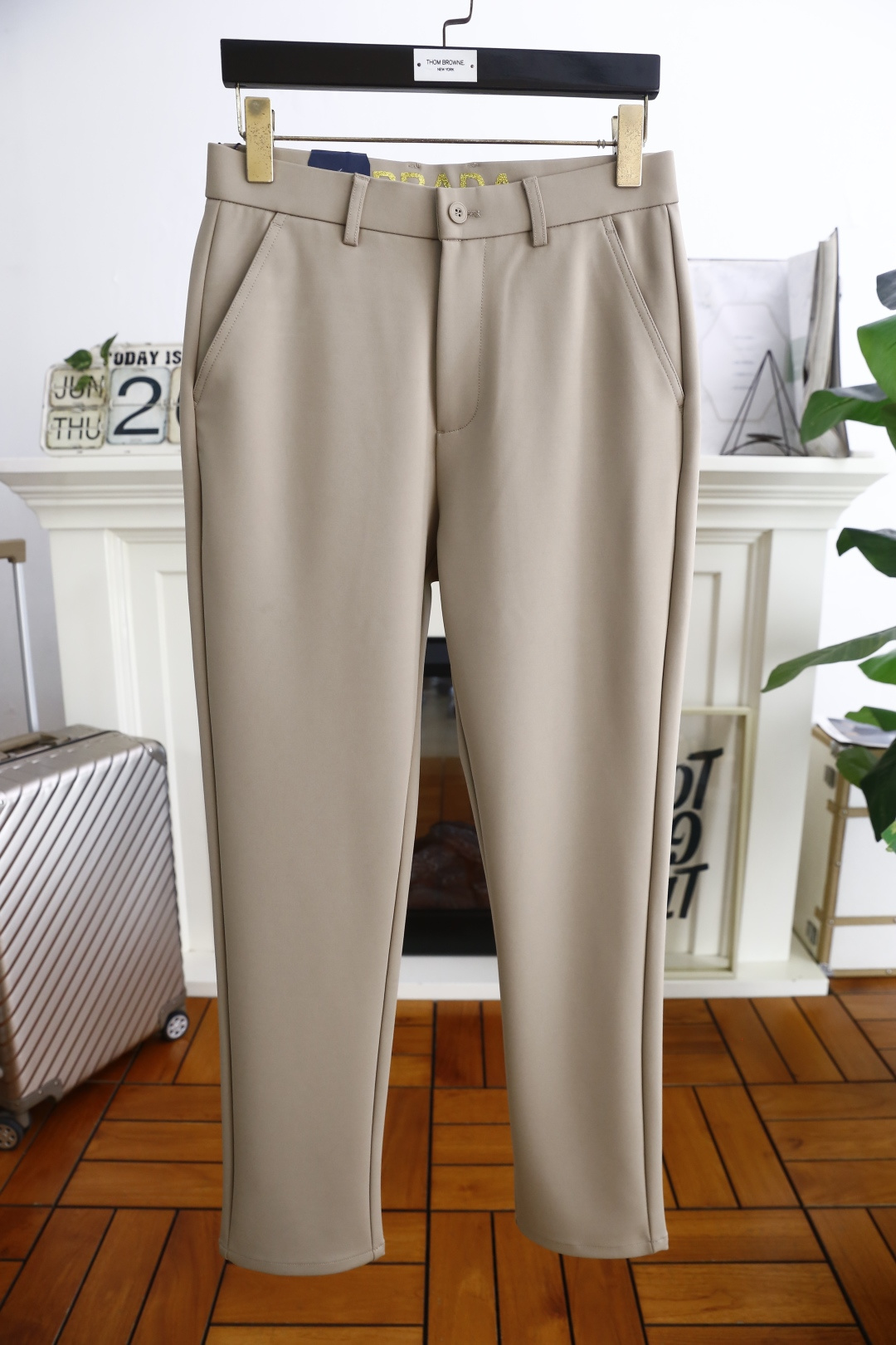 NO:474705,Prada/Pr*da. 2025 summer new product fashionable men's thin casual trousers!  It uses comfortable and breathable fabric, luxurious and classic brand triangle letters LOGO design, and the upper body is casual and comfortable!  No sense of restraint!  The same product for overseas European counters, the upper body is fashionable and sporty, very low-key and luxurious!  The stitching of the turner is delicate and strong!  Perfect three-dimensional tailoring, highly recommend buying the product!  Counter size: 29-38, no 35/37!  Shipping the next day!  ,prada,alexander wang19860909普拉达/Pr*da. 2025夏季新品时尚男士薄款休闲西裤！采用舒适透气面料,奢华经典品牌三角标字母LOGO设计 上身随意舒服！无束缚感！海外欧洲专柜同品,上身时尚运动显时尚,很低调且不失奢华品味！车工缝线细致而强悍！完美立体剪裁,强烈推荐购入货色！专柜尺码:29-38,无35/37！隔天出货！,,prada,alexander wang,Men's clothing