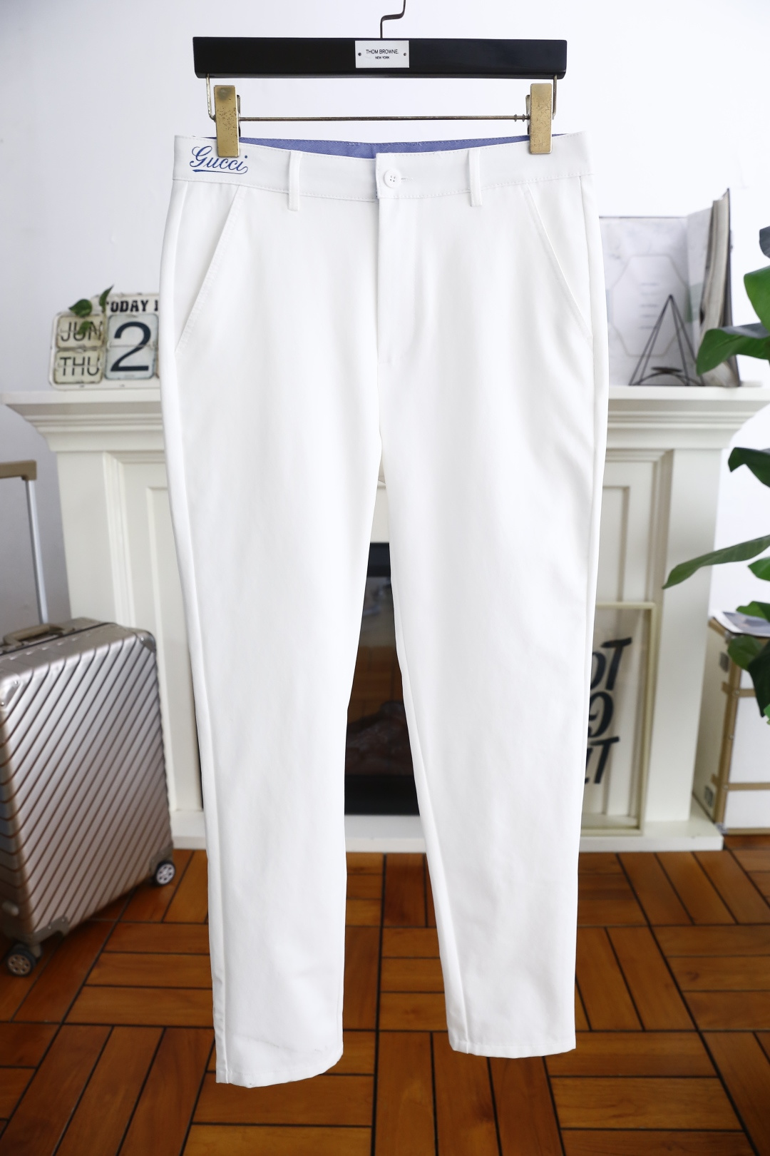 NO:474710,Gucci/Gu*ci. 2025 summer new product fashionable men's thin casual trousers!  It is made of comfortable and breathable fabric, luxurious and classic brand letter LOGO design, and the upper body is casual and comfortable!  No sense of restraint!  The same product for overseas European counters, the upper body is fashionable and sporty, very low-key and luxurious!  The stitching of the turner is delicate and strong!  Perfect three-dimensional tailoring, highly recommend buying the product!  Counter size: 29-38, no 35/37!  Shipping the next day!  ,gucci,alexander wang19860909古驰/Gu*ci. 2025夏季新品时尚男士薄款休闲西裤！采用舒适透气面料,奢华经典品牌字母LOGO设计 上身随意舒服！无束缚感！海外欧洲专柜同品,上身时尚运动显时尚,很低调且不失奢华品味！车工缝线细致而强悍！完美立体剪裁,强烈推荐购入货色！专柜尺码:29-38,无35/37！隔天出货！,,gucci,alexander wang,Men's clothing