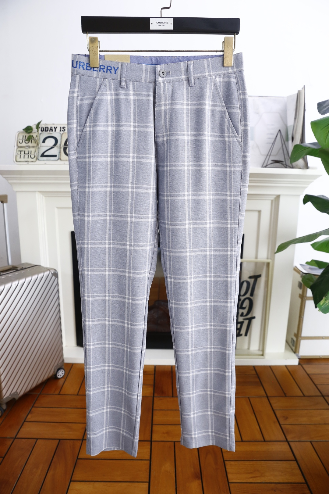 NO:474715,Burbe*ry. 2025 summer fashion new product for men's casual plaid trousers!  It uses comfortable and breathable fabric, luxurious and classic brand LOGO design, and the upper body is comfortable!  No sense of restraint!  The same product for overseas European counters, the upper body is fashionable and sporty, very low-key and luxurious!  The stitching of the turner is delicate and strong!  Perfect three-dimensional tailoring, highly recommend buying the product!  Counter size: 29-38, no 35/37!  Shipping the next day!  ,burberry,burberry,alexander wang19860909巴宝丽/Burbe*ry. 2025夏季时尚新品男士休闲格子西裤！采用舒适透气面料,奢华经典品牌LOGO设计 上身随意舒服！无束缚感！海外欧洲专柜同品,上身时尚运动显时尚,很低调且不失奢华品味！车工缝线细致而强悍！完美立体剪裁,强烈推荐购入货色！专柜尺码:29-38,无35/37！隔天出货！,,burberry,burberry,alexander wang,Men's clothing