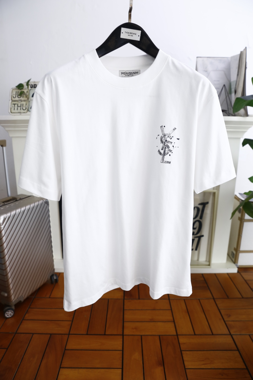 NO:474729,Saint Laurent. 24 new summer model!  Fashionable and casual round neck short-sleeved fashion item design, more fashionable and comfortable, high-standard customization, very stylish upper body, luxurious and classic brand LOGO pattern Customer-supplied auxiliary materials, customer-supplied imported high-end custom fabric with very delicate texture, exquisite details and exquisite craftsmanship, extremely shaping item, can be matched with any fashion, super good style, a must-have item for trendy men. Counter size: M-3XL, shipped the next day!  ,,saint laurent,T-shirt,alexander wang19860909圣罗兰. 24夏季新款！时尚休闲圆领短袖时尚单品设计,更加时尚舒适,高标准定制,上身非常有型,奢华经典品牌LOGO 图案 客供辅料,客供进口高档定制面料质感非常细腻,细节工艺精湛考究,塑造性极高的一款单品,任何时装都可以搭配,版型超级好 潮男必备单品 专柜尺码:M-3XL,隔天出货！,,saint laurent,T-shirt,alexander wang,Men's clothing