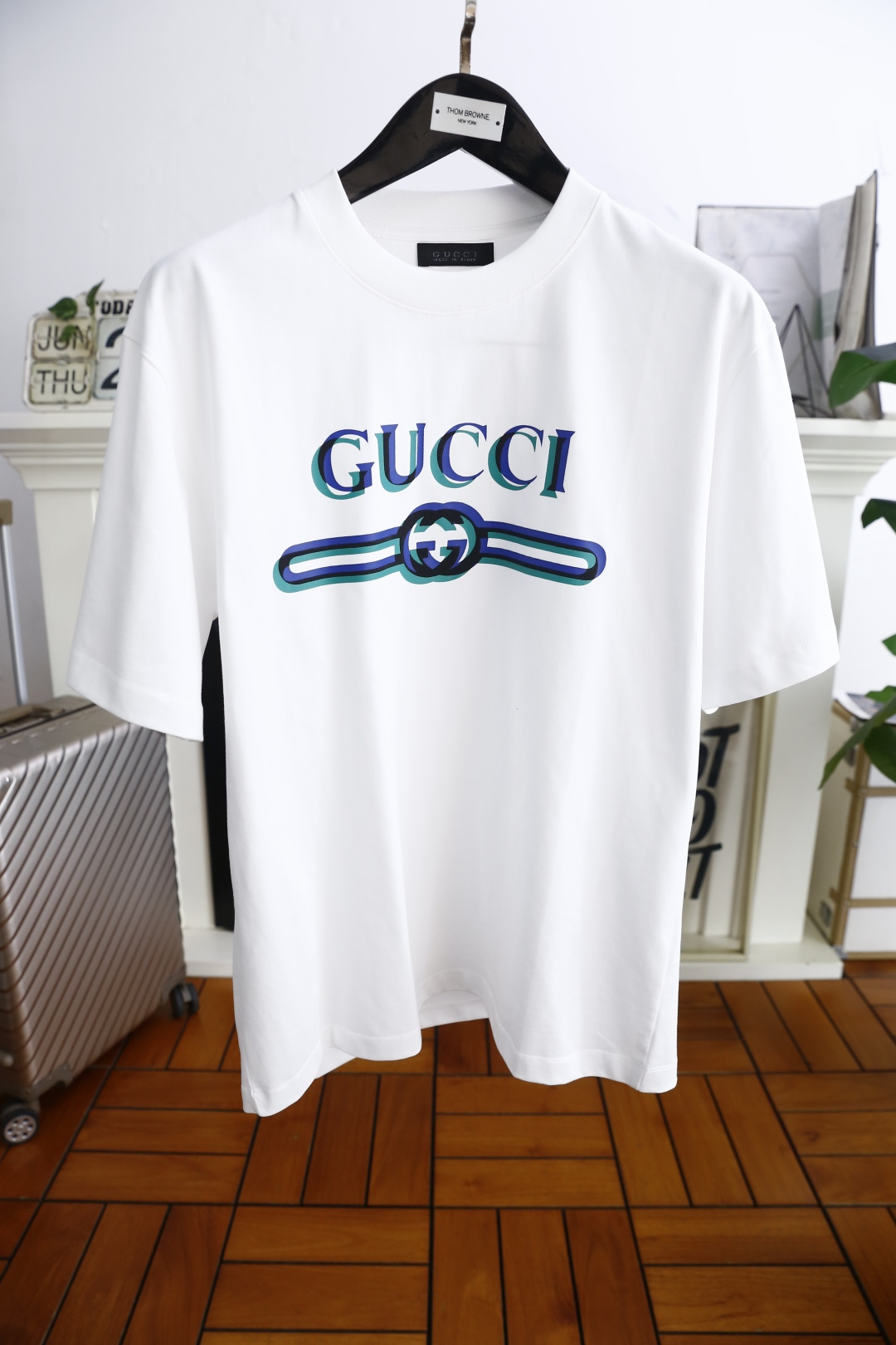 NO:474733,Gucci/Gu*ci. 2025 summer new product fashionable round neck short sleeves!  It uses classic European cotton fabric craftsmanship and luxurious classic brand letter logo design, which is very high-end and must be entered if you understand the goods!  The style and tailoring are slim styles, which are very exquisite, showing aura and highlighting the exquisiteness of business men. This is the unique feature, the right slim fit, and the upper body effect is very good!  Counter size M-3XL, shipped the next day!  ,gucci,T-shirt,alexander wang19860909古驰/Gu*ci. 2025夏季新品时尚圆领短袖！采用经典欧洲棉面料工艺 奢华经典品牌字母logo设计,非常显档次懂货的必须入！版型剪裁属于修身款 非常精致,显气场,又会凸显商务男士的精致,这就是独到之处,恰到好处的修身,上身效果非常赞！专柜尺码M-3XL,隔天出货！,,gucci,T-shirt,alexander wang,Men's clothing