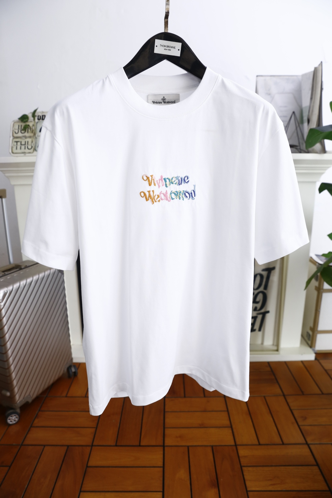 NO:474694,Queen Mother Citizen. New summer 2025!  Fashionable men's casual round neck short-sleeved fashion item design, more fashionable and comfortable, high-standard customization, very stylish on the upper body, luxurious classic brand letter LOGO pattern Customer-supplied auxiliary materials, comfortable custom cotton fabric with very delicate texture, exquisite details and exquisite craftsmanship, extremely shaping item, can be matched with any fashion, super good style, a must-have item for trendy men. Counter size: 48-56, shipped the next day!  ,T-shirt,alexander wang19860909西太后. 2025夏季新款！时尚男士休闲圆领短袖时尚单品设计,更加时尚舒适,高标准定制,上身非常有型,奢华经典品牌字母LOGO 图案 客供辅料,采用舒适定制棉面料质感非常细腻,细节工艺精湛考究,塑造性极高的一款单品,任何时装都可以搭配,版型超级好 潮男必备单品 专柜尺码:48-56,隔天出货！,,T-shirt,alexander wang,Men's clothing