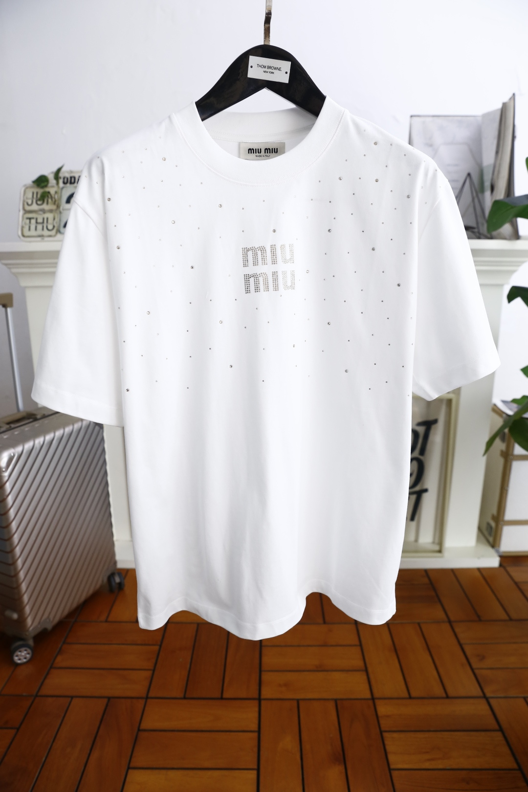 NO:474698,MIUMIU. New summer 2025!  Fashionable men's casual round neck short-sleeved fashion item design, more fashionable and comfortable, high-standard customization, very stylish on the upper body, luxurious classic brand letter LOGO pattern Customer-supplied auxiliary materials, comfortable custom cotton fabric with very delicate texture, exquisite details and exquisite craftsmanship, extremely shaping item, can be matched with any fashion, super good style, a must-have item for trendy men. Counter size: 48-56, shipped the next day!  ,miumiu,T-shirt,alexander wang19860909MIUMIU. 2025夏季新款！时尚男士休闲圆领短袖时尚单品设计,更加时尚舒适,高标准定制,上身非常有型,奢华经典品牌字母LOGO 图案 客供辅料,采用舒适定制棉面料质感非常细腻,细节工艺精湛考究,塑造性极高的一款单品,任何时装都可以搭配,版型超级好 潮男必备单品 专柜尺码:48-56,隔天出货！,,miumiu,T-shirt,alexander wang,Men's clothing