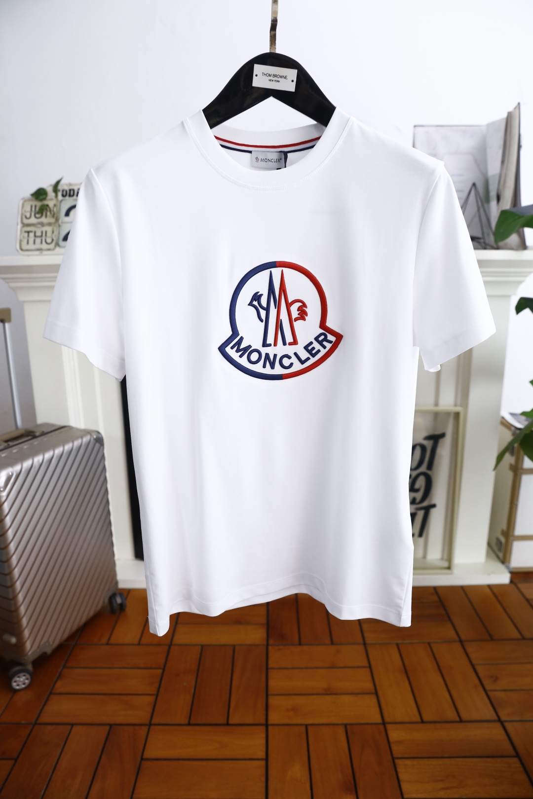 NO:474703,Mon*ler. 2025 summer new style original single men's casual short-sleeved T-shirt!  Luxurious classic brand original letter LOGO design!  High-end customization, high-version, fashionable and versatile!  It is made of comfortable mercerized cotton fabric and feels super soft and delicate, comfortable to wear, high-end boutique, fine OEM, very good for the body, a must-have item for men!  Complete three standards!  Size M-3XL, shipped the next day!  ,Moncler,T-shirt,tees,t-shirt,alexander wang19860909蒙口/Mon*ler. 2025夏季新款原单男士休闲短袖T恤！奢华经典品牌原版字母LOGO设计！高端定制 高版本 时尚百搭爆款！采用舒适丝光棉面料手感超柔软细腻 穿着亲肤舒适 高端精品 代工厂精细做上身非常赞 男士必备单品！三标齐全！尺码M-3XL,隔天出货！,,Moncler,T-shirt,tees，t-shirt,alexander wang,Men's clothing