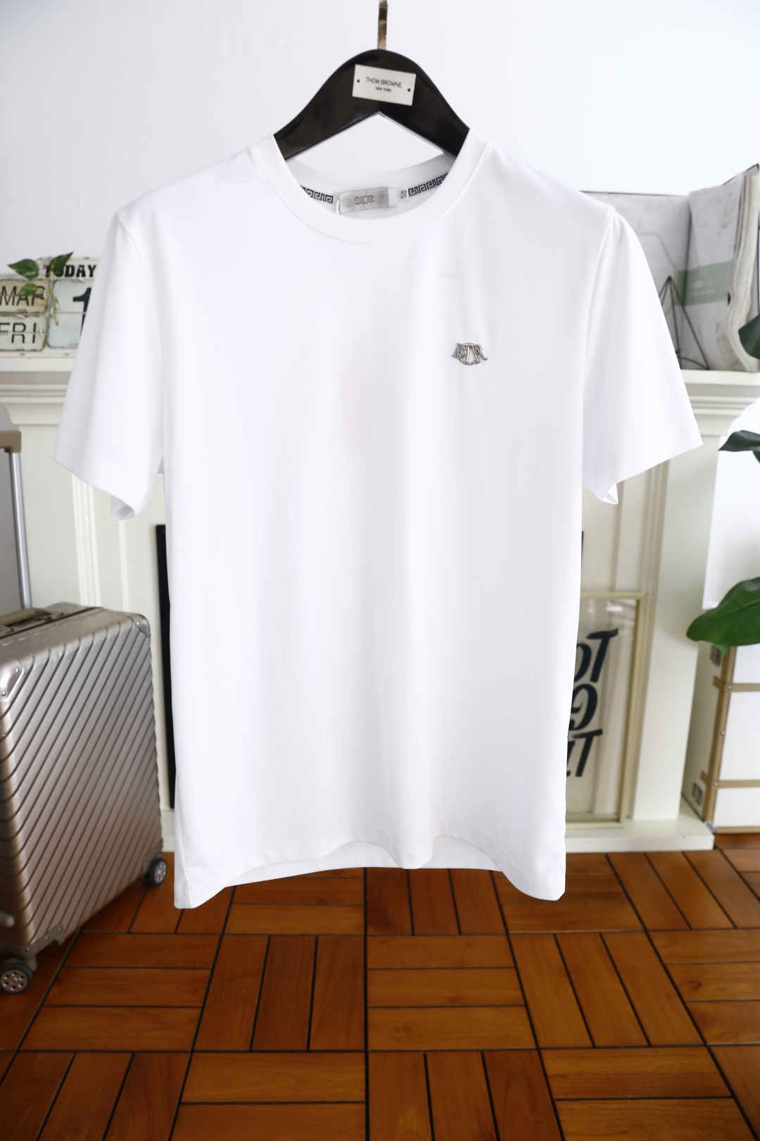 NO:474713,Dior/Christian D*or. 2025 summer new product fashionable round neck short sleeve high-end top versatile style!  More practical, anyone can easily control it. It uses classic double mercerized fabric craftsmanship and luxurious classic brand logo design on the chest, which is very classy and must be entered if you understand the goods!  The style and tailoring are slim styles, which are very exquisite, showing aura and highlighting the exquisiteness of business men. This is the unique feature, the right slim fit, and the upper body effect is very good!  Counter size 48-56, shipped the next day!  ,dior,T-shirt,alexander wang19860909迪奥/Christian D*or. 2025夏季新品时尚圆领短袖高级顶级百搭款式！更有实用感 任何人都可以轻松驾驭 采用经典双丝光面料工艺 胸前奢华经典品牌logo设计,非常显档次懂货的必须入！版型剪裁属于修身款 非常精致,显气场,又会凸显商务男士的精致,这就是独到之处,恰到好处的修身,上身效果非常赞！专柜尺码48-56,隔天出货！,,dior,T-shirt,alexander wang,Men's clothing