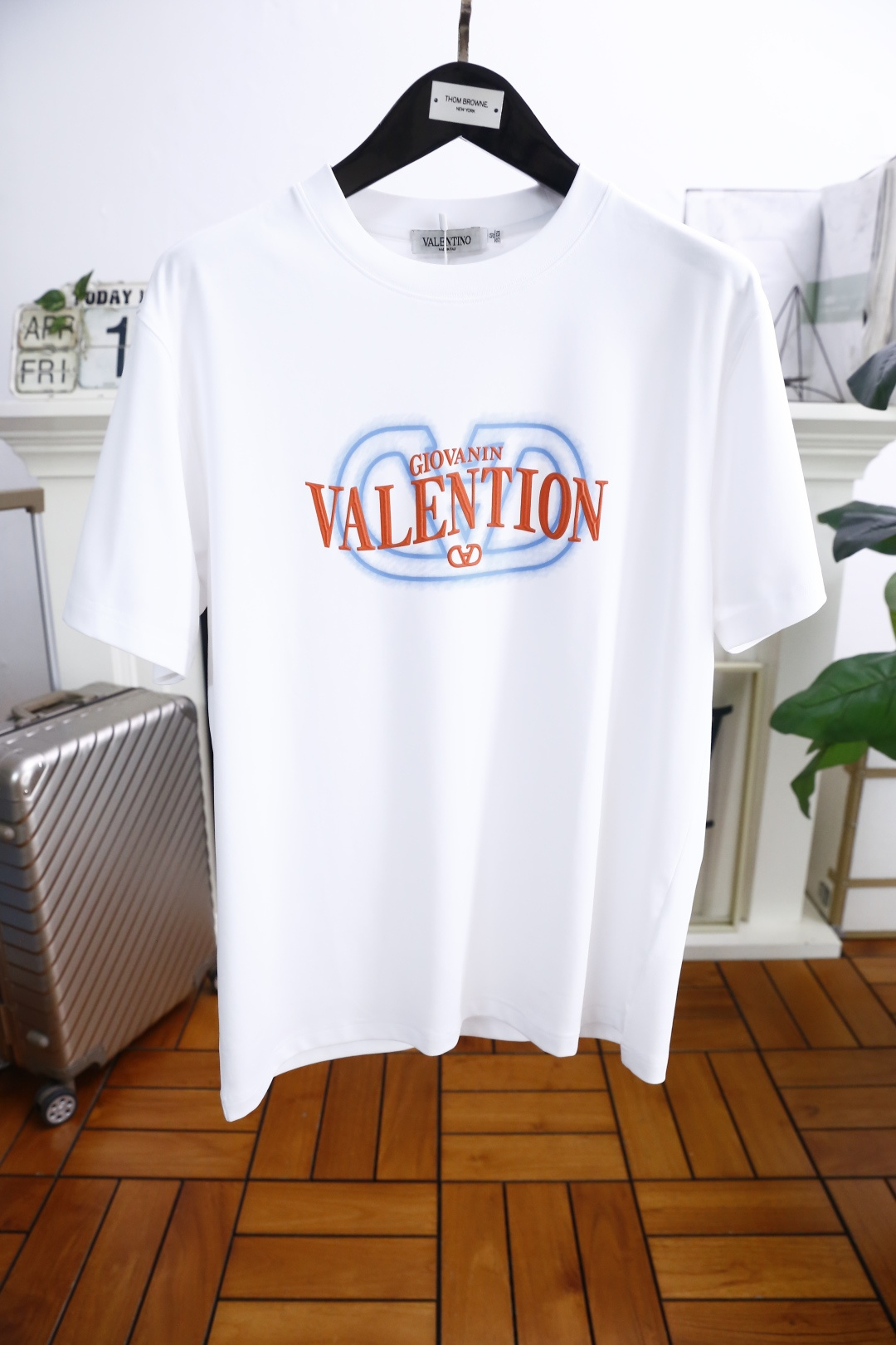 NO:474724,Valentino. 2025 summer new product for men's round neck short sleeve luxury classic brand custom LOGO logo marked with the upper body to experience the youthfulness and fashion sense brought by this design!  The overall style is fashionable and trendy, using comfortable European cotton fabric, soft, skin-friendly and breathable, and has a very crisp and drooping feeling. The upper body is fashionable and fashionable, and it is a must-have item for trendy men!  Counter size 48-56, shipped the next day!  , valentino, T-shirt,alexander wang19860909华伦天奴. 2025夏季新品男士圆领短袖奢华经典品牌定制LOGO标识标注上身就能体会这款设计带来的年轻与时尚感！整体时尚而有潮流,采用舒适欧洲棉面料 柔软亲肤透气 ,又有很好的挺括 垂感 上身时尚潮流色系,潮男必备单品！专柜尺码48-56,隔天出货！,,valentino,T-shirt,alexander wang,Men's clothing