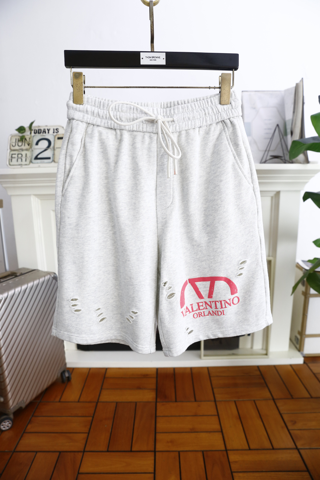 NO:472463,Valentino. 2025 summer men's new fashion casual shorts!  Classic and versatile styles, no too much decoration, main fabric and style, elastic waist, insert pockets on both sides of the luxury classic brand letter LOGO as the highlight of details. The fabric is made of top-quality comfortable fabric, moderate thickness, skin-friendly on the upper body, breathable, and has a good sense of crispness. Orders of the full quality!  Counter size 48-56, shipped the next day!  , valentino, shorts, alexander wang19860909华伦天奴. 2025夏季男士新品时尚休闲短裤！经典百搭的款式 没有过多的装饰 主打面料与版型 松紧腰两侧插袋设计奢华经典品牌字母LOGO作为细节亮点 面料采用顶级舒适面料,厚度适中,上身亲肤 透气,能有很好的挺括感 全品相的订单！专柜尺码48-56,隔天出货！,,valentino,shorts,alexander wang,Men's clothing