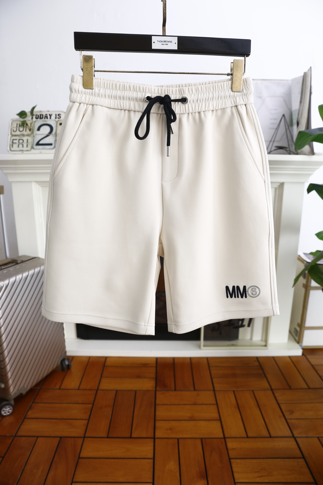 NO:472458,Martin Magira. New products for summer 2025! Fashionable original single men's versatile elastic waist shorts are made of comfortable fabrics and skin-friendly and excellent luxury classic brand original logo design. Taste and value are shared. They are very comfortable to wear, low-key and luxurious. They are very classy when worn. There is no need to say much about the trouser style and cutting. The upper body is exquisite and vivid. Really first-class and top-quality materials. The true palace-level casual shorts. The upper body is absolutely stylish and extremely luxurious. Full of personality, atmospheric and versatile, a must-have when going out! Size 48-56, shipped the next day! ,masion margiela,shorts,alexander wang19860909马丁马吉拉. 2025夏季新品！时尚原單男士百搭松紧腰短裤采用舒适面料亲肤感极佳奢华经典品牌原版logo设计 品味与价值共享 身穿着非常舒适 低调不失奢华 穿出去非常有档次 裤型款式和裁剪亦无需多言 上身精致跃然.真正一等一顶级质料 真正殿堂级的休闲短裤 上身绝对的有型 极度奢华 个性十足,大气且百搭,出街必备！尺码48-56,隔天出货！,,masion margiela,shorts,alexander wang,Men's clothing