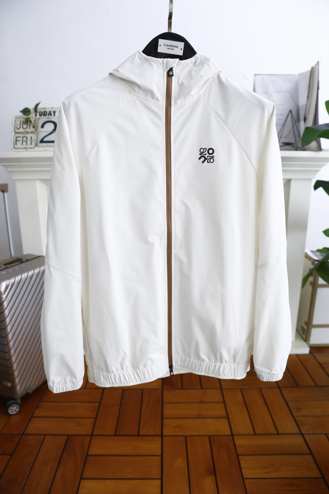 NO:472469,Luo Yiwei. 25 new summer products!  Fashionable men's hooded sunscreen luxury brand classic logo design high-end customization, anyone can drive easily, imported high-end top comfortable and breathable fabric, soft hand, comfortable and stylish, excellent warmth, luxurious fashion craft styles, foreign trade company orders, domestic first-line OEM factories, customized high-density fabrics, luxury classic designs, fashion essentials!  Highly recommended to purchase!  Counter size M-3XL, shipped the next day!  ,loewe,hats,alexander wang19860909罗意威. 25夏季新品！时尚男士连帽防晒衣奢华品牌经典logo设计高级定制 任何人都可以轻松驾驶 进口高档顶级舒适透气面料 手软舒适有型 保暖极佳,奢华时尚工艺款式,外贸公司订单,国内一线代工厂出品,订制高密度面料,奢华经典设计,时尚必备单品！强烈推荐购入！专柜尺码M-3XL,隔天出货！,,loewe,hats,alexander wang,Men's clothing