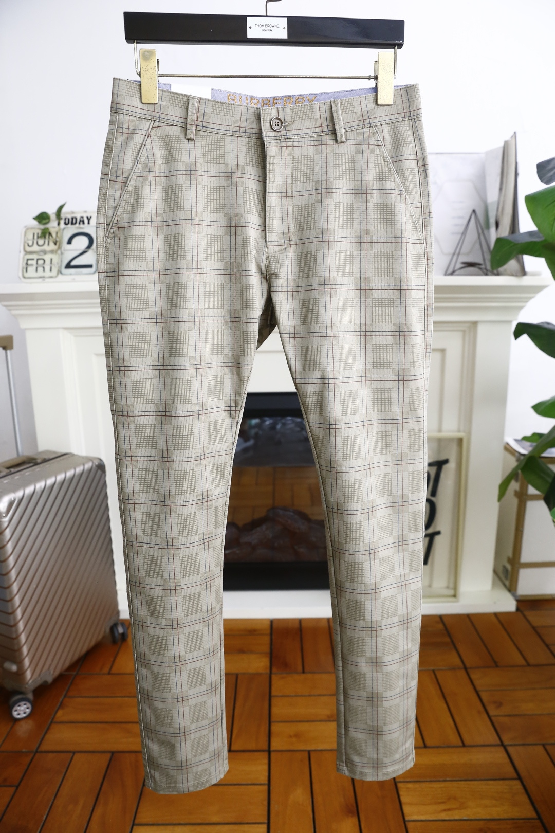 NO:474718,Burbe*ry. 2025 summer fashion new product for men's casual plaid trousers!  It uses comfortable and breathable fabric, luxurious classic brand war horse letter LOGO design, and the upper body is casual and comfortable!  No sense of restraint!  The same product for overseas European counters, the upper body is fashionable and sporty, very low-key and luxurious!  The stitching of the turner is delicate and strong!  Perfect three-dimensional tailoring, highly recommend buying the product!  Counter size: 29-38, no 35/37!  Shipping the next day!  ,burberry,burberry,alexander wang19860909巴宝丽/Burbe*ry. 2025夏季时尚新品男士休闲格子西裤！采用舒适透气面料,奢华经典品牌战马字母LOGO设计 上身随意舒服！无束缚感！海外欧洲专柜同品,上身时尚运动显时尚,很低调且不失奢华品味！车工缝线细致而强悍！完美立体剪裁,强烈推荐购入货色！专柜尺码:29-38,无35/37！隔天出货！,,burberry,burberry,alexander wang,Men's clothing