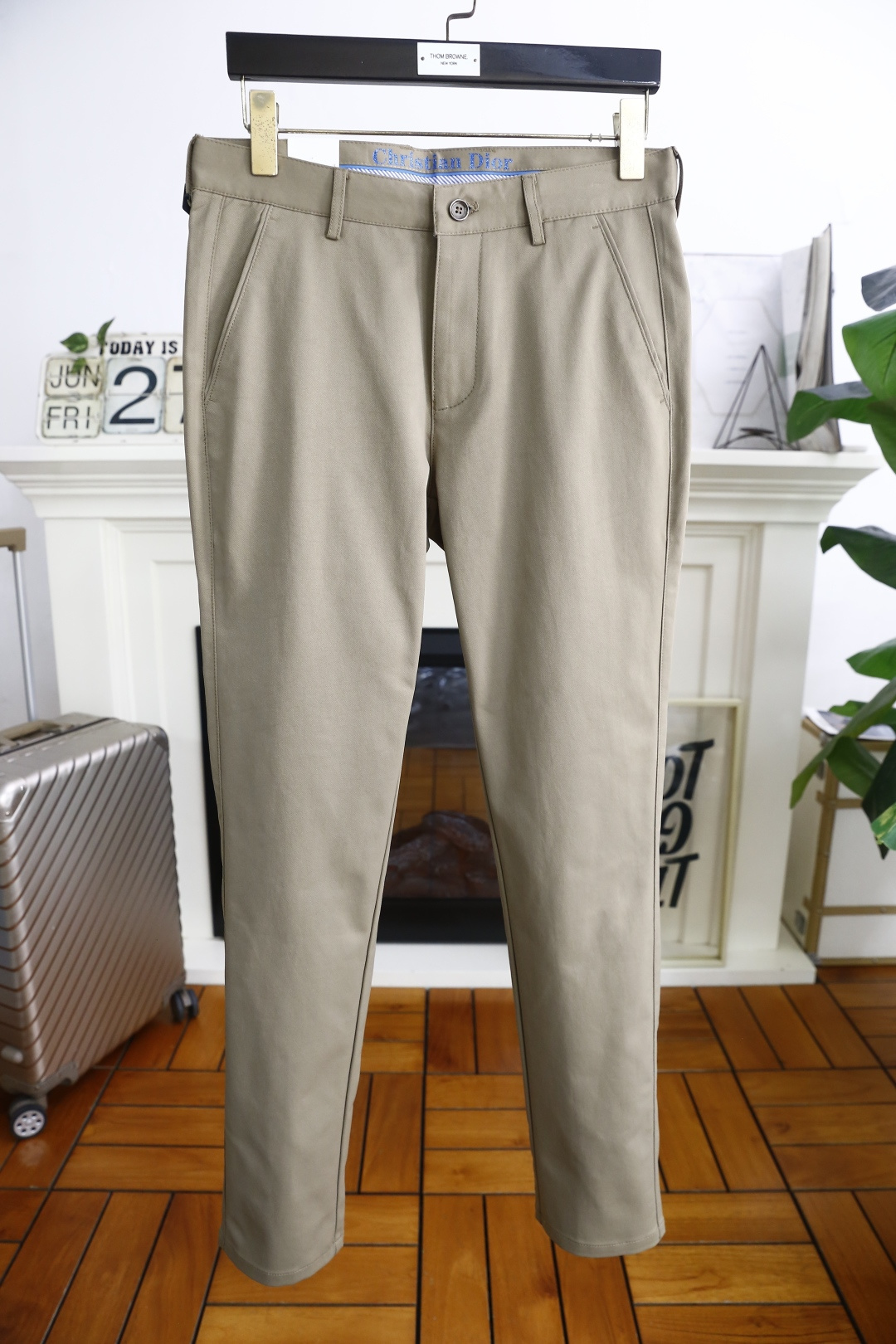 NO:474722,Dior/Christian Di*r. 2025 summer new product fashionable men's thin casual trousers!  It is made of comfortable and breathable fabric, luxurious and classic brand letter LOGO design, and the upper body is casual and comfortable!  No sense of restraint!  The same product for overseas European counters, the upper body is fashionable and sporty, very low-key and luxurious!  The stitching of the turner is delicate and strong!  Perfect three-dimensional tailoring, highly recommend buying the product!  Counter size: 29-38, no 35/37!  Shipping the next day!  ,dior,alexander wang19860909迪奥/Christian Di*r. 2025夏季新品时尚男士薄款休闲西裤！采用舒适透气面料,奢华经典品牌字母LOGO设计 上身随意舒服！无束缚感！海外欧洲专柜同品,上身时尚运动显时尚,很低调且不失奢华品味！车工缝线细致而强悍！完美立体剪裁,强烈推荐购入货色！专柜尺码:29-38,无35/37！隔天出货！,,dior,alexander wang,Men's clothing