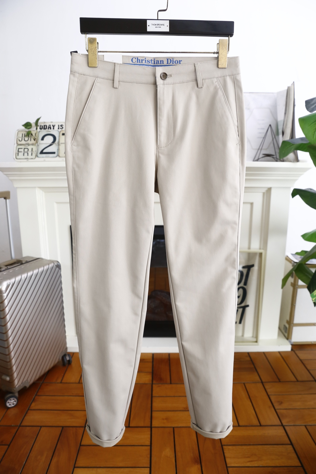 NO:472445,Dior/Christian Di*r. 2025 summer new product fashionable men's thin casual trousers!  It is made of comfortable and breathable fabric, luxurious and classic brand letter LOGO design, and the upper body is casual and comfortable!  No sense of restraint!  The same product for overseas European counters, the upper body is fashionable and sporty, very low-key and luxurious!  The stitching of the turner is delicate and strong!  Perfect three-dimensional tailoring, highly recommend buying the product!  Counter size: 29-38, no 35/37!  Shipping the next day!  ,dior,alexander wang19860909迪奥/Christian Di*r. 2025夏季新品时尚男士薄款休闲西裤！采用舒适透气面料,奢华经典品牌字母LOGO设计 上身随意舒服！无束缚感！海外欧洲专柜同品,上身时尚运动显时尚,很低调且不失奢华品味！车工缝线细致而强悍！完美立体剪裁,强烈推荐购入货色！专柜尺码:29-38,无35/37！隔天出货！,,dior,alexander wang,Men's clothing