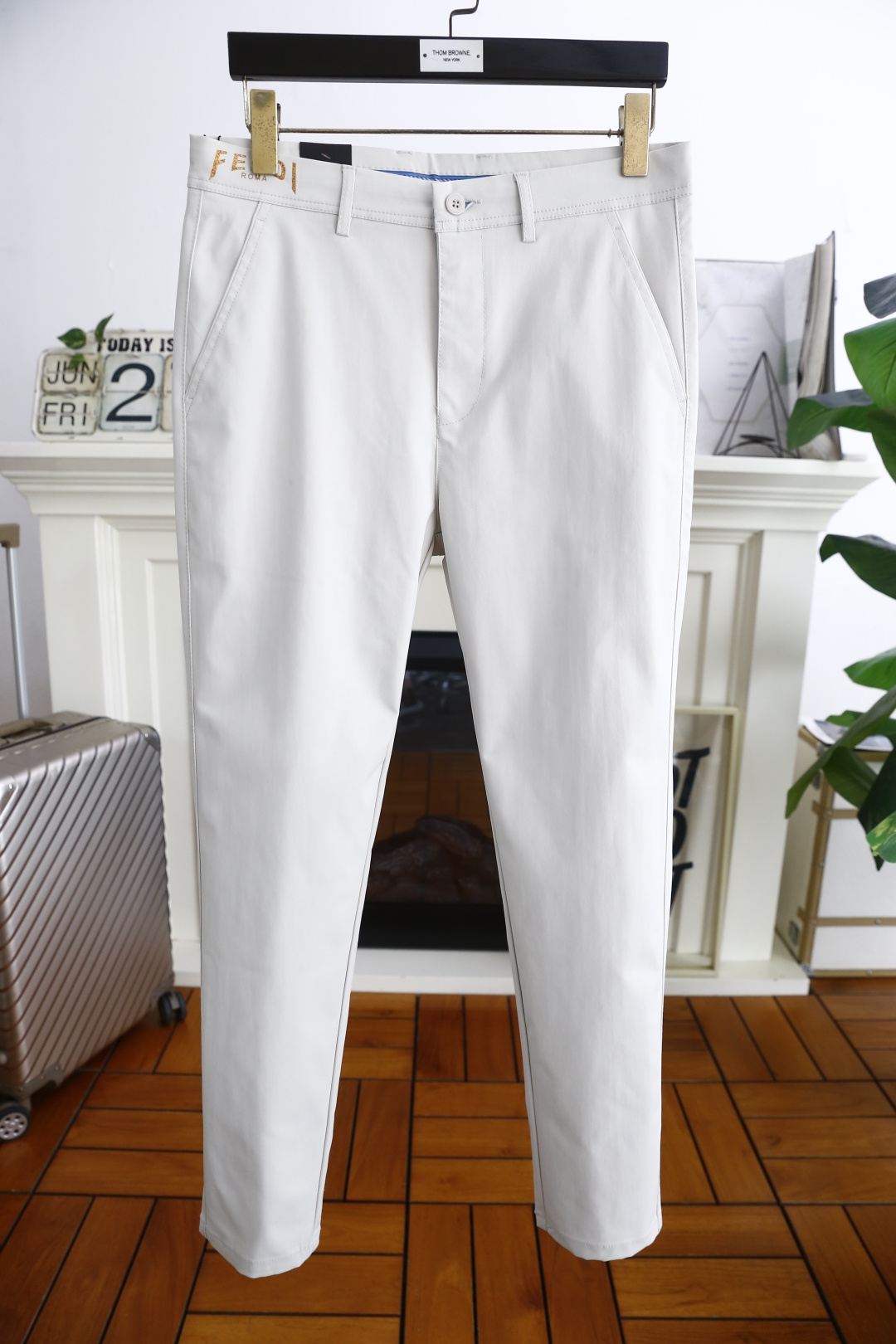 NO:472451,Fendi/Fe*di. 2025 summer new product fashionable men's thin casual trousers!  It is made of comfortable and breathable fabric, luxurious and classic brand letter LOGO design, and the upper body is casual and comfortable!  No sense of restraint!  The same product for overseas European counters, the upper body is fashionable and sporty, very low-key and luxurious!  The stitching of the turner is delicate and strong!  Perfect three-dimensional tailoring, highly recommend buying the product!  Counter size: 29-38, no 35/37!  Shipping the next day!  ,fendi,alexander wang19860909芬迪/Fe*di. 2025夏季新品时尚男士薄款休闲西裤！采用舒适透气面料,奢华经典品牌字母LOGO设计 上身随意舒服！无束缚感！海外欧洲专柜同品,上身时尚运动显时尚,很低调且不失奢华品味！车工缝线细致而强悍！完美立体剪裁,强烈推荐购入货色！专柜尺码:29-38,无35/37！隔天出货！,,fendi,alexander wang,Men's clothing