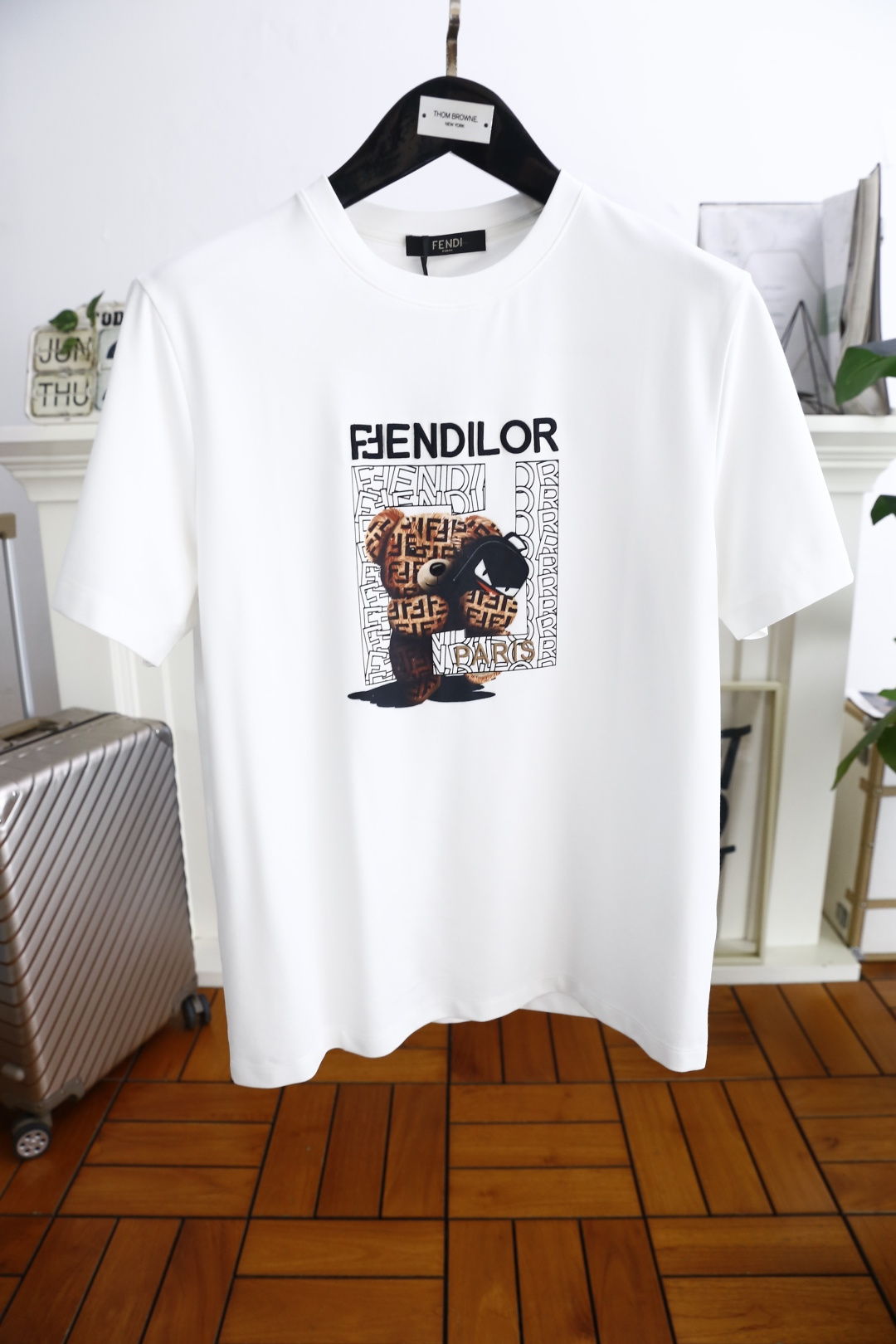 NO:472423,Fendi/Fe*di. 2025 summer new product for men's round neck short sleeves, luxury brand letter LOGO logo on the chest, you can appreciate the youthfulness and fashion sense brought by this design!  The overall style is fashionable and trendy, using comfortable and breathable cotton fabric, soft, skin-friendly and breathable, and has a very crisp and crisp drooping feeling. The upper body is fashionable and fashionable colors, a must-have item for trendy men!  Counter size M-3XL, shipped the next day!  ,fendi,T-shirt,alexander wang19860909芬迪/Fe*di. 2025夏季新品男士圆领短袖胸前奢华品牌字母LOGO标识标注上身就能体会这款设计带来的年轻与时尚感！整体时尚而有潮流,采用舒适透气棉面料 柔软亲肤透气 ,又有很好的挺括 垂感 上身时尚潮流色系,潮男必备单品！专柜尺码M-3XL,隔天出货！,,fendi,T-shirt,alexander wang,Men's clothing