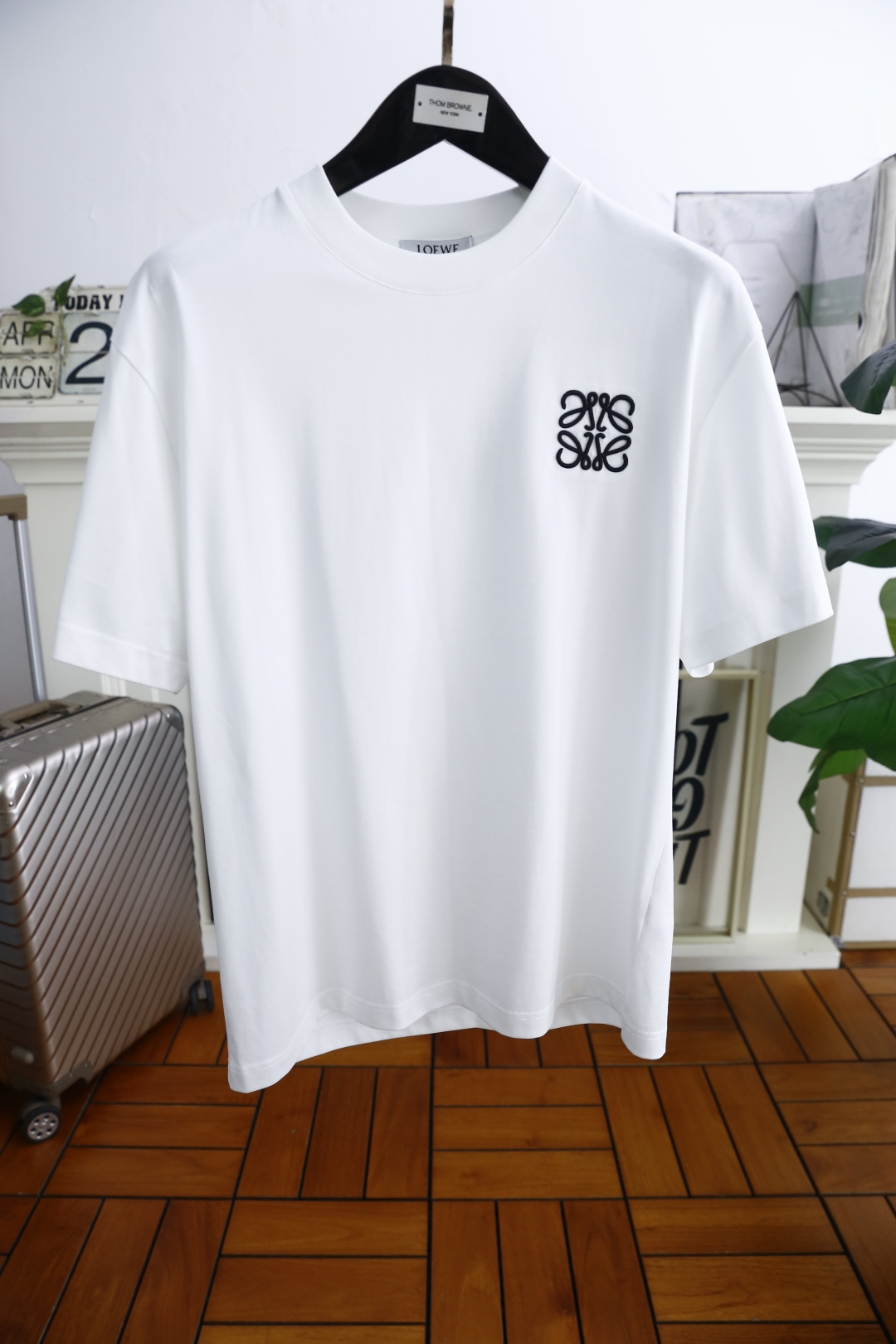 NO:472419,Luo Yiwei. New summer 2025!  Fashionable and casual round neck short-sleeved fashion item design, more fashionable and comfortable, high-standard customization, very stylish upper body, luxurious classic brand LOGO pattern on the chest, customer-supplied auxiliary materials, customer-supplied imported high-end Yunduo cotton fabric with very delicate texture, exquisite details and exquisite craftsmanship, extremely shaping item, can be matched with any fashion, super good style, a must-have item for trendy men. Counter code: S-3XL, shipped the next day!  ,loewe,T-shirt,alexander wang19860909罗意威. 2025夏季新款！时尚休闲圆领短袖时尚单品设计,更加时尚舒适,高标准定制,上身非常有型,胸前奢华经典品牌LOGO图案 客供辅料,客供进口高档云朵棉面料质感非常细腻,细节工艺精湛考究,塑造性极高的一款单品,任何时装都可以搭配,版型超级好 潮男必备单品 专柜码:S-3XL,隔天出货！,,loewe,T-shirt,alexander wang,Men's clothing