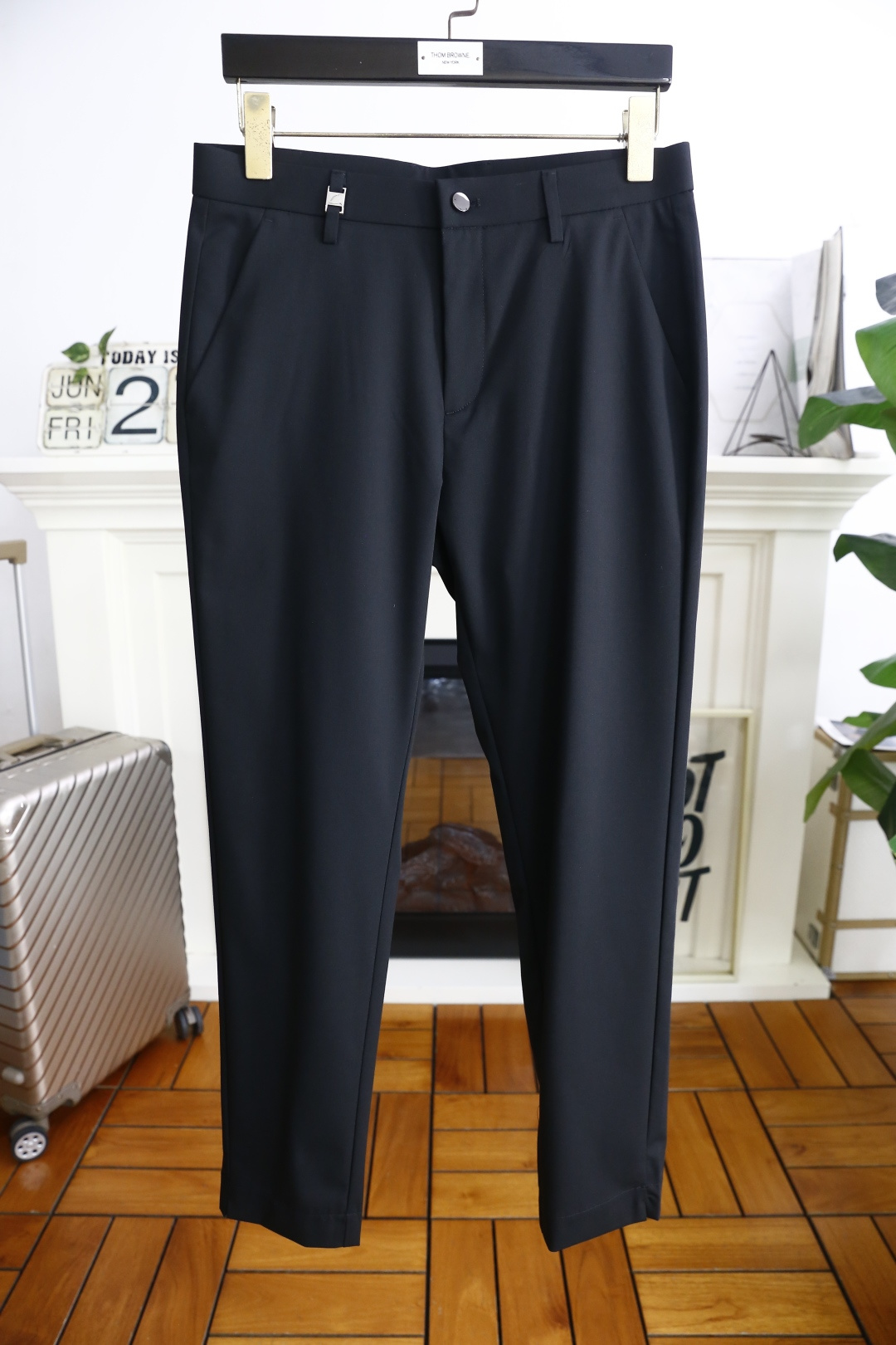 NO:472441,Dior. 25 new summer fashion men's thin casual trousers!  It uses imported comfortable and breathable fabrics, and is customized with luxury and classic brand LOGO design. It is easy to feel comfortable on the upper body!  Casual and versatile style with no restraint!  The same product for overseas European counters, the upper body is fashionable and sporty, very low-key and luxurious!  The stitching of the turner is delicate and strong!  Perfect three-dimensional tailoring, highly recommend buying the product!  Counter size 29-38, shipped the next day!  ,dior,alexander wang19860909迪奥. 25夏季新品时尚男士薄款休闲西裤！采用进口舒适透气面料,奢华经典品牌定制LOGO设计 上身随意舒服！休闲小脚百搭款无束缚感！海外欧洲专柜同品,上身时尚运动显时尚,很低调且不失奢华品味！车工缝线细致而强悍！完美立体剪裁,强烈推荐购入货色！专柜尺码29-38,隔天出货！,,dior,alexander wang,Men's clothing