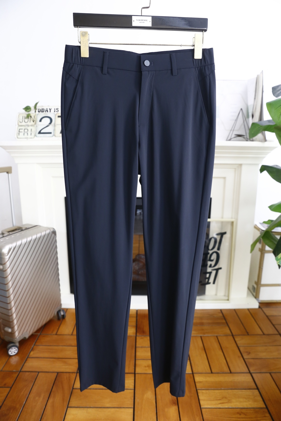 NO:472435,Jenny*. 25 new summer fashion men's thin casual trousers!  It uses imported comfortable and breathable fabrics, luxurious and classic custom LOGO design, and the upper body is comfortable at will!  Casual and versatile style with no restraint!  The same product for overseas European counters, the upper body is fashionable and sporty, very low-key and luxurious!  The stitching of the turner is delicate and strong!  Perfect three-dimensional tailoring, highly recommend buying the product!  Counter size 29-38, shipped the next day!  ,zegna,alexander wang19860909杰尼*. 25夏季新品时尚男士薄款休闲西裤！采用进口舒适透气面料,奢华经典定制LOGO设计 上身随意舒服！休闲小脚百搭款无束缚感！海外欧洲专柜同品,上身时尚运动显时尚,很低调且不失奢华品味！车工缝线细致而强悍！完美立体剪裁,强烈推荐购入货色！专柜尺码29-38,隔天出货！,,zegna,alexander wang,Men's clothing