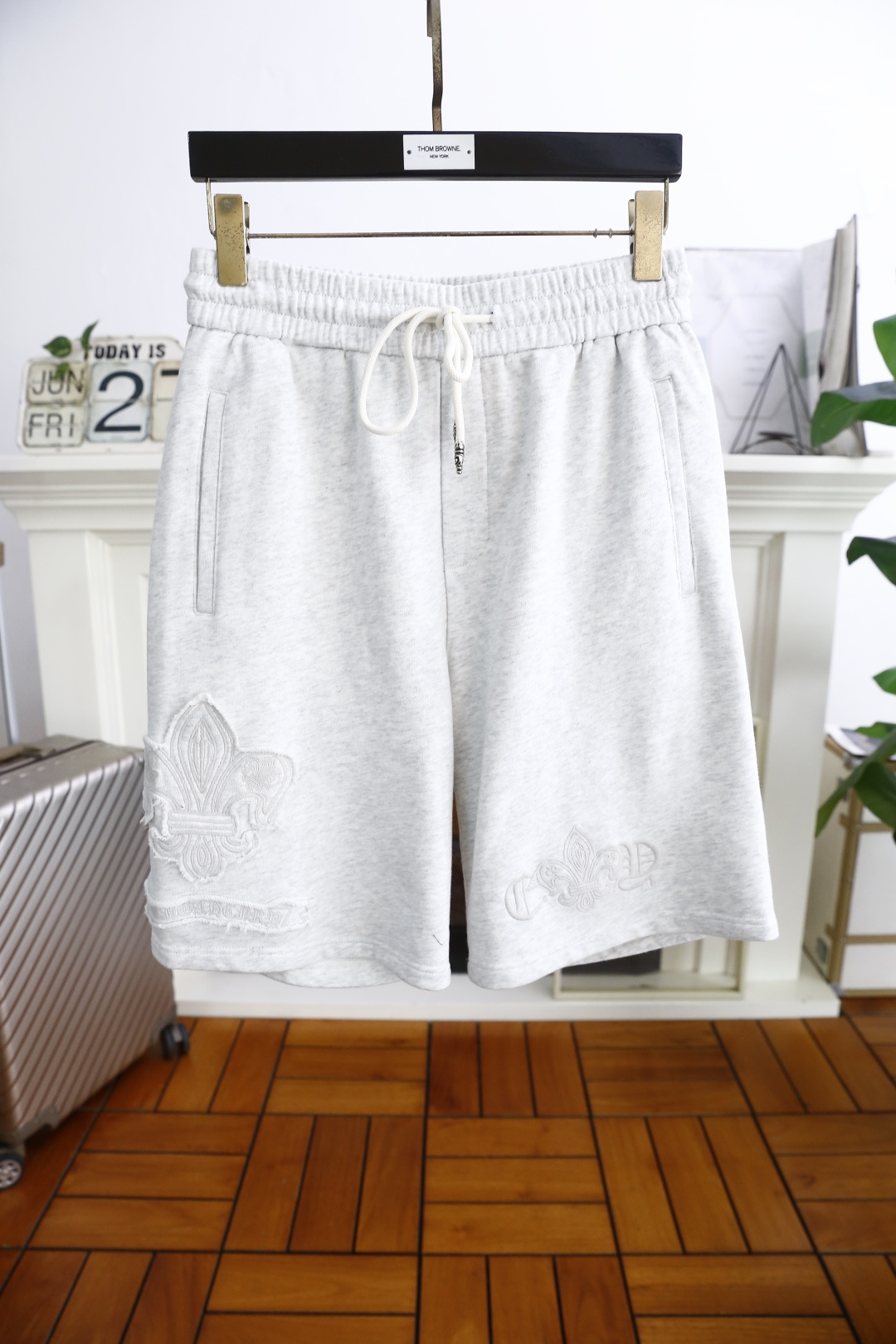 NO:472459,Croxin. New products for summer 2025! Fashionable original single men's versatile elastic waist shorts are made of comfortable fabrics and skin-friendly and excellent luxury classic brand logo design. Taste and value are shared. They are very comfortable to wear, low-key and luxurious. They are very classy when worn. There is no need to say much about the trouser style and cutting. The upper body is exquisite and vivid. Really first-class and top-quality materials. Really palace-level casual shorts. The upper body is absolutely stylish and extremely luxurious. Full of personality, atmospheric and versatile, a must-have when going out! Size 48-56, shipped the next day! ,,chrome hearts,shorts,alexander wang19860909克罗心. 2025夏季新品！时尚原單男士百搭松紧腰短裤采用舒适面料亲肤感极佳奢华经典品牌logo设计 品味与价值共享 身穿着非常舒适 低调不失奢华 穿出去非常有档次 裤型款式和裁剪亦无需多言 上身精致跃然.真正一等一顶级质料 真正殿堂级的休闲短裤 上身绝对的有型 极度奢华 个性十足,大气且百搭,出街必备！尺码48-56,隔天出货！,,chrome hearts,shorts,alexander wang,Men's clothing