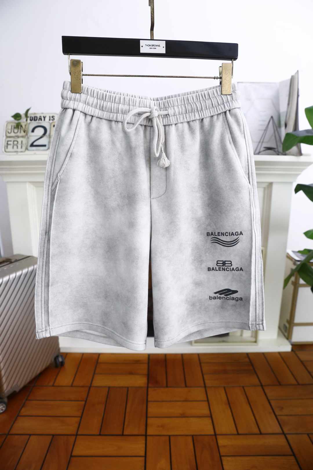 NO:472453,Balenciaga. 2025 summer men's new fashion casual shorts!  Classic and versatile styles, no too much decoration, main fabric and style, elastic waist, insert pockets on both sides of the luxury classic brand letter LOGO as the highlight of details. The fabric is made of top-quality comfortable fabric, moderate thickness, skin-friendly on the upper body, breathable, and has a good sense of crispness. Orders of the full quality!  Counter size 48-56, shipped the next day!  ,balenciaga,shorts,alexander wang19860909巴黎世家. 2025夏季男士新品时尚休闲短裤！经典百搭的款式 没有过多的装饰 主打面料与版型 松紧腰两侧插袋设计奢华经典品牌字母LOGO作为细节亮点 面料采用顶级舒适面料,厚度适中,上身亲肤 透气,能有很好的挺括感 全品相的订单！专柜尺码48-56,隔天出货！,,balenciaga,shorts,alexander wang,Men's clothing