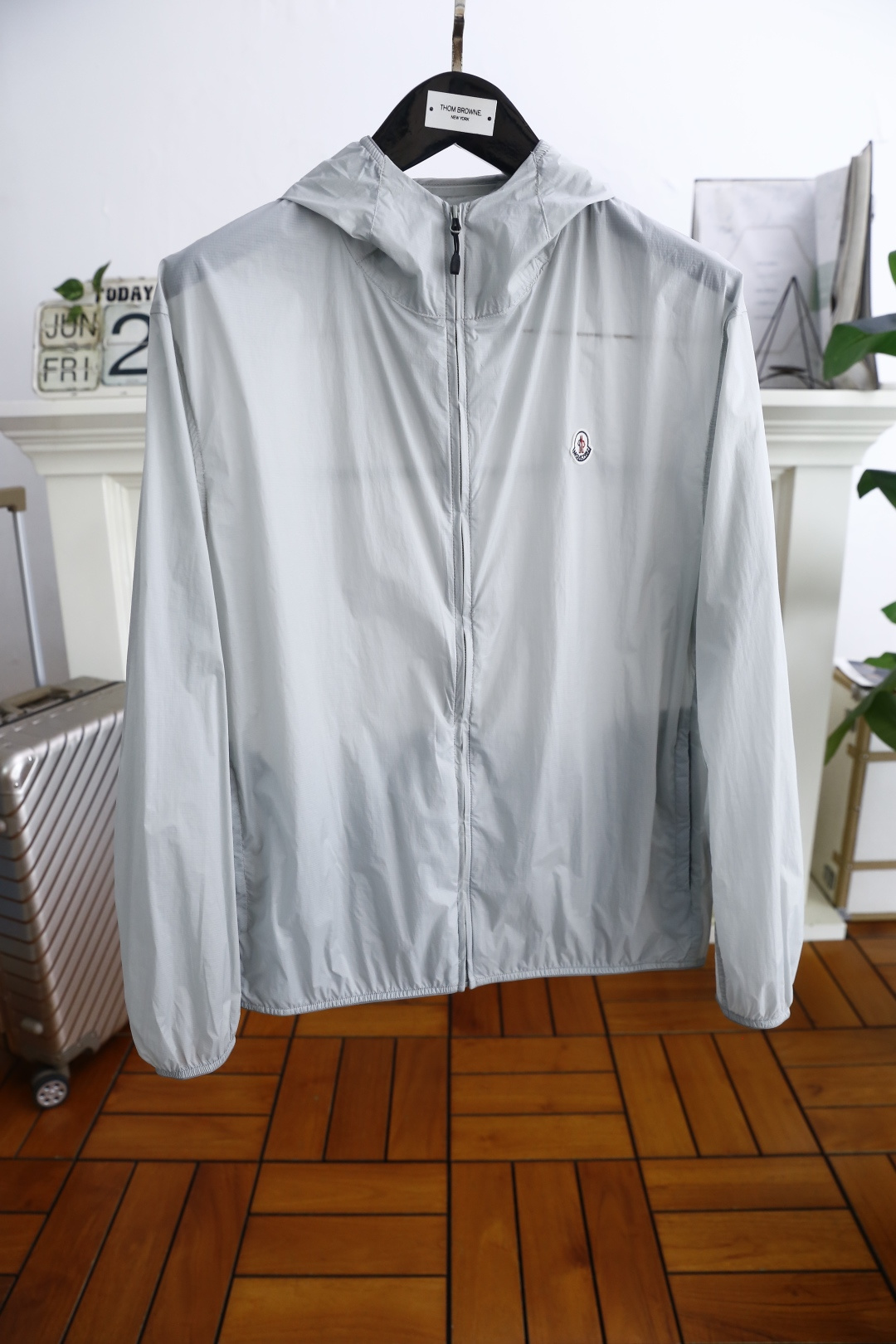 NO:472465,Mon*ler. 25 new summer products!  Fashionable men's hooded sunscreen luxury brand classic logo design high-end customization, anyone can drive easily, using imported high-end quick-drying fabric, soft hand, comfortable and stylish luxury fashion craft style, orders from foreign trade companies, produced by domestic first-tier OEM factories, customized high-density fabrics, luxurious classic designs, fashion essentials!  Highly recommended to purchase!  Counter size M-3XL, shipped the next day!  , Moncler,hats,alexander wang19860909蒙口/Mon*ler. 25夏季新品！时尚男士连帽防晒衣奢华品牌经典logo设计高级定制 任何人都可以轻松驾驶 采用进口高档速干面料 手软舒适有型奢华时尚工艺款式,外贸公司订单,国内一线代工厂出品,订制高密度面料,奢华经典设计,时尚必备单品！强烈推荐购入！专柜尺码M-3XL,隔天出货！,,Moncler,hats,alexander wang,Men's clothing