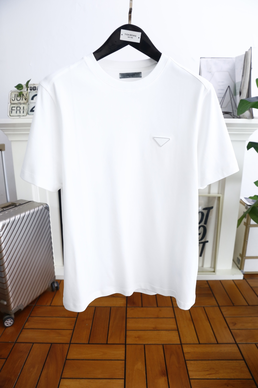 NO:469564,Pula*/Pr*da. New summer style!  Fashionable original single men's round neck short sleeve luxury classic brand triangle logo design!  High-end customization, high-version, fashionable and versatile!  The European cotton fabric is made of comfortable and customized, and it feels super soft and delicate, and it is comfortable to wear. It is high-end boutique. The fine OEM factory makes it very good. It is a must-have item for men!  Size M-3XL, shipped the next day!  ,,prada,T-shirt,alexander wang19860909普拉*/Pr*da. 夏季新款！时尚原单男士圆领短袖奢华经典品牌三角标LOGO设计！高端定制 高版本 时尚百搭爆款！采用舒适定制欧洲棉面料手感超柔软细腻 穿着亲肤舒适 高端精品 代工厂精细做上身非常赞 男士必备单品！尺码M-3XL,隔天出货！,,prada,T-shirt,alexander wang,Men's clothing