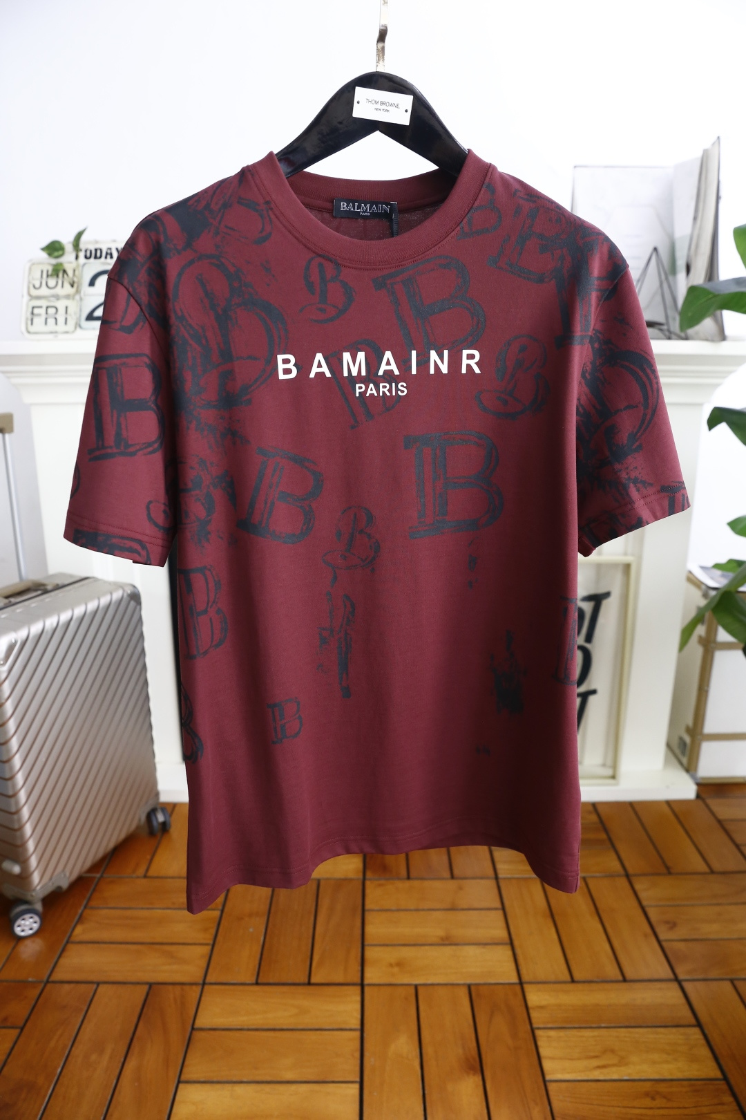 NO:469548,Barman. 25 new summer products!  Classic men's versatile short-sleeved fashionable round neck design, more fashionable and comfortable, high-standard customization, very stylish on the upper body, luxurious custom letter LOGO pattern on the chest, customer-supplied auxiliary materials, imported high-end comfortable breathable cotton fabric with very delicate texture, exquisite details and exquisite craftsmanship, extremely shaping items, can be matched with any fashion, super good style, a must-have item for trendy men!  Counter size: M-3XL, shipped the next day!  ,T-shirt,alexander wang19860909巴尔漫. 25夏季新品！经典男士百搭款短袖时尚圆领单品设计,更加时尚舒适,高标准定制,上身非常有型,胸前奢华定制字母LOGO 图案 客供辅料,客供进口高档舒适透气棉面料质感非常细腻,细节工艺精湛考究,塑造性极高的一款单品,任何时装都可以搭配,版型超级好 潮男必备单品！专柜尺码:M-3XL,隔天出货！,,T-shirt,alexander wang,Men's clothing