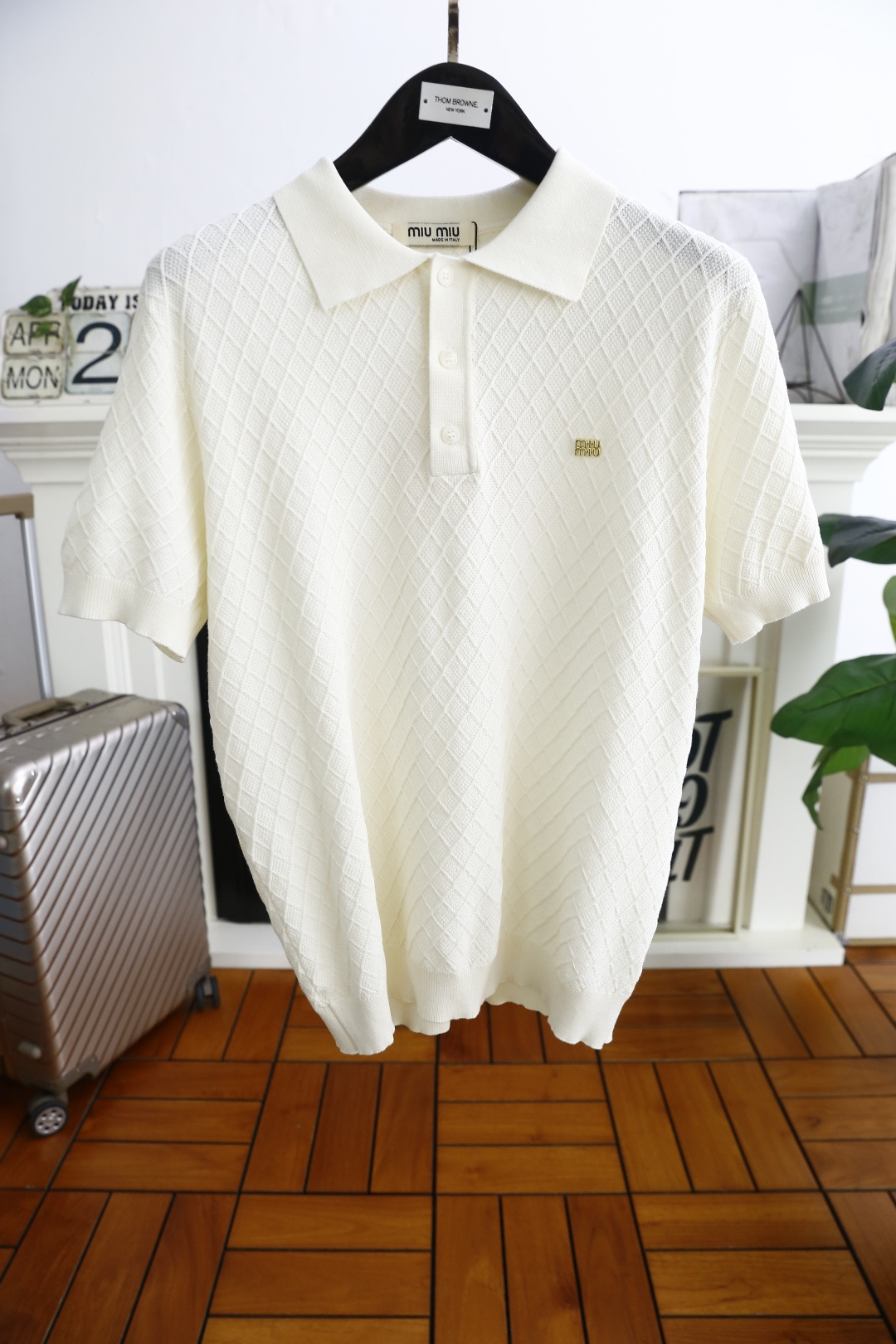 NO:469603,MIUMIU. New summer products for men's knitted short-sleeved fashion classic lapel design!  High-end custom versatile styles that anyone can easily control. Use high-end knitted fabrics!  Luxury classic brand LOGO design, very high-end and people who understand goods must enter!  The style and tailoring are slim styles, which are very exquisite, showing aura and highlighting the exquisiteness of business men. This is the unique feature, the right slim fit, and the upper body effect is very good!  Counter size M-3XL, shipped the next day!  ,miumiu,T-shirt,alexander wang19860909MIUMIU. 夏季新品男士针织短袖时尚经典翻领设计！高级定制百搭款式 任何人都可以轻松驾驭 采用高档针织面料！奢华经典品牌LOGO设计,非常显档次懂货的必须入！版型剪裁属于修身款 非常精致,显气场,又会凸显商务男士的精致,这就是独到之处,恰到好处的修身,上身效果非常赞！专柜尺码M-3XL,隔天出货！,,miumiu,T-shirt,alexander wang,Men's clothing