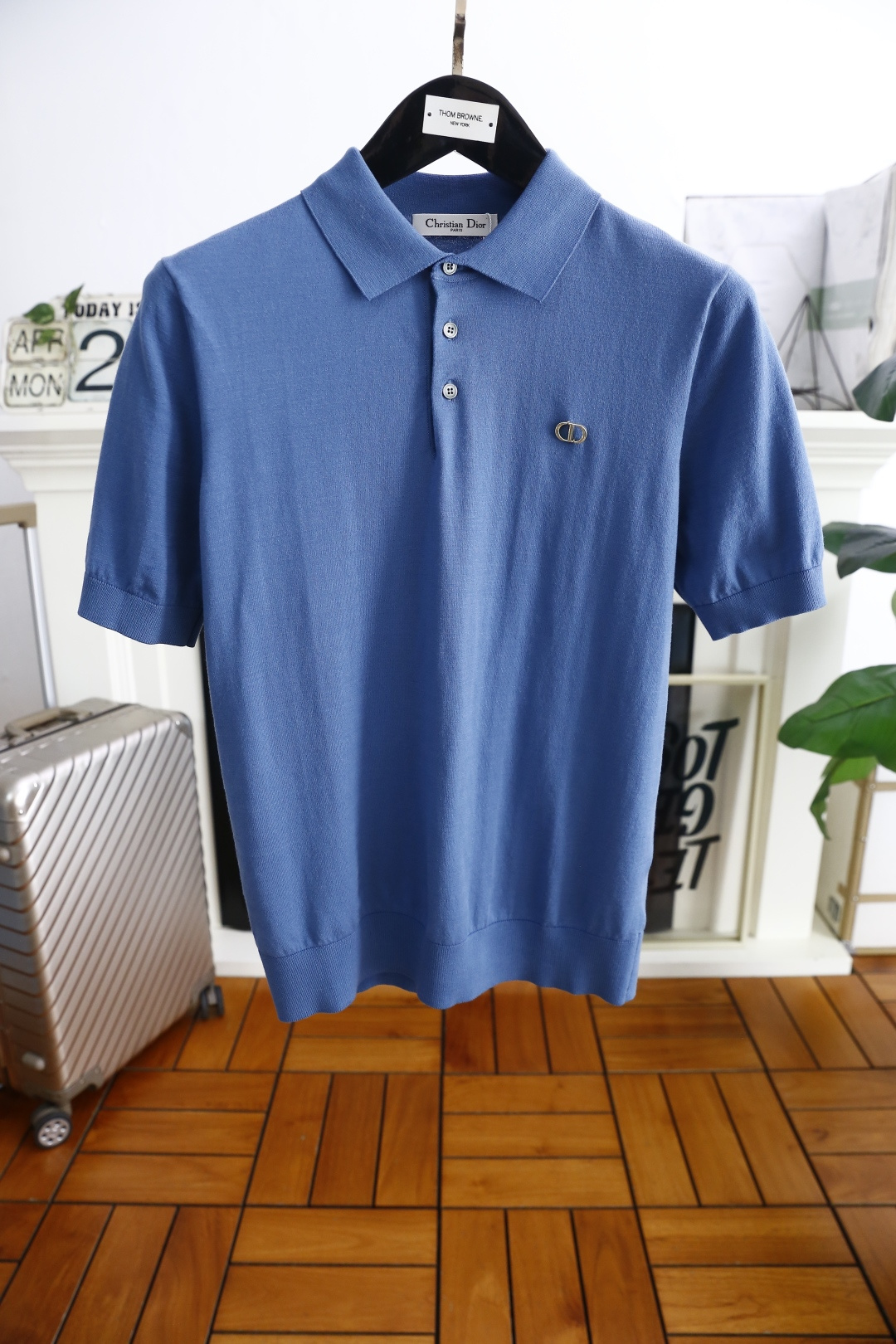 NO:472421,Dior/Christian Di*r. 2025 summer new product men's knitted short-sleeved fashion classic lapel design!  High-end custom versatile styles that anyone can easily control. Use high-end knitted fabrics!  Luxury classic brand LOGO design, very high-end and people who understand goods must enter!  The style and tailoring are slim styles, which are very exquisite, showing aura and highlighting the exquisiteness of business men. This is the unique feature, just right slim fit, and the upper body effect is very good!  Complete three standards!  Counter size M-3XL, shipped the next day!  ,dior,T-shirt,alexander wang19860909迪奥/Christian Di*r. 2025夏季新品男士针织短袖时尚经典翻领设计！高级定制百搭款式 任何人都可以轻松驾驭 采用高档针织面料！奢华经典品牌LOGO设计,非常显档次懂货的必须入！版型剪裁属于修身款 非常精致,显气场,又会凸显商务男士的精致,这就是独到之处,恰到好处的修身,上身效果非常赞！三标齐全！专柜尺码M-3XL,隔天出货！,,dior,T-shirt,alexander wang,Men's clothing