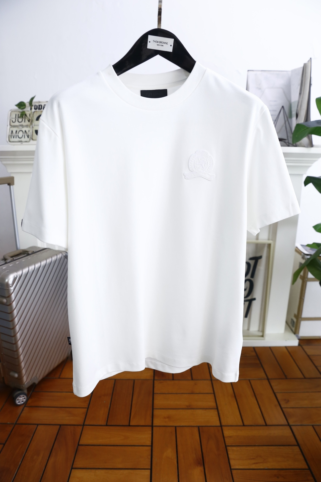 NO:469577,Zenia/Ze*na. The new summer products of men's round neck short sleeves, luxurious custom LOGO logo on the chest, you can appreciate the youthfulness and fashion sense brought by this design!  The overall style is fashionable and trendy, using comfortable and breathable European cotton fabric, soft, skin-friendly and breathable, and has a very crisp and crisp drooping feeling. The upper body is fashionable and fashionable colors, a must-have item for trendy men!  Counter size M-5XL, shipped the next day!  ,zegna,T-shirt,alexander wang19860909杰尼亚/Ze*na. 夏季新品男士圆领短袖胸前奢华定制LOGO标识标注上身就能体会这款设计带来的年轻与时尚感！整体时尚而有潮流,采用舒适透气欧洲棉面料 柔软亲肤透气 ,又有很好的挺括 垂感 上身时尚潮流色系,潮男必备单品！专柜尺码M-5XL,隔天出货！,,zegna,T-shirt,alexander wang,Men's clothing