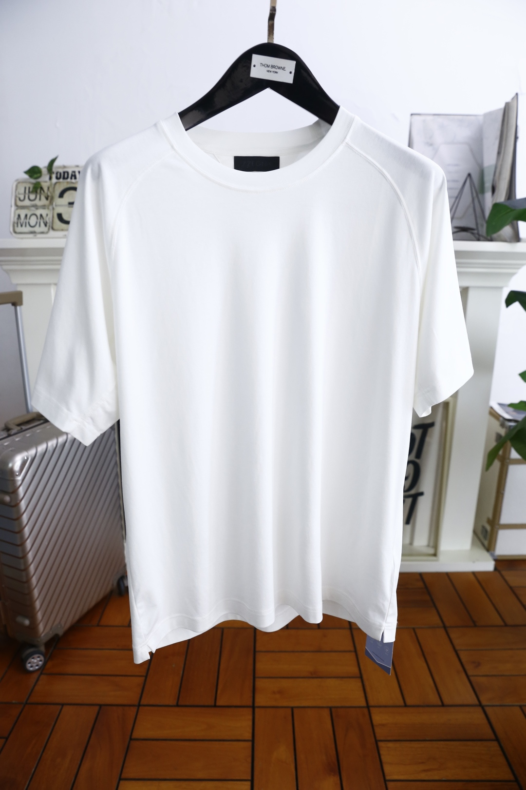 NO:469588,Jeni*/Ze*na. New summer products for men's clean version short-sleeved fashion classic round neck design!  High-end custom versatile styles that anyone can easily control with. Use top-quality comfortable and breathable fabrics!  It is very high-end and understandable. It must be purchased!  Soft, skin-friendly and breathable, and has a very crisp and drooping feeling. The upper body is fashionable and fashionable, and it is a must-have item for trendy men!  Counter size M-3XL, shipped the next day!  ,zegna,T-shirt,alexander wang19860909杰尼*/Ze*na. 夏季新品男士净版短袖时尚经典圆领设计！高级定制百搭款式 任何人都可以轻松驾驭 采用顶级舒适透气面料！非常显档次懂货的必须入！柔软亲肤透气 ,又有很好的挺括 垂感 上身时尚潮流色系,潮男必备单品！专柜尺码M-3XL,隔天出货！,,zegna,T-shirt,alexander wang,Men's clothing