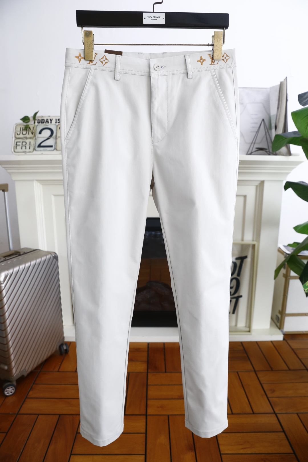NO:469570,Louis Vuitt*n. New summer fashion men's thin casual trousers!  It is made of comfortable and breathable fabric, luxurious and classic brand letter LOGO design, and the upper body is casual and comfortable!  No sense of restraint!  The same product for overseas European counters, the upper body is fashionable and sporty, very low-key and luxurious!  The stitching of the turner is delicate and strong!  Perfect three-dimensional tailoring, highly recommend buying the product!  Counter size: 29-38, no 35/37!  Shipping the next day!  ,,louis vuitton,louis vuitton,alexander wang19860909路易威*/Louis Vuitt*n. 夏季新品时尚男士薄款休闲西裤！采用舒适透气面料,奢华经典品牌字母LOGO设计 上身随意舒服！无束缚感！海外欧洲专柜同品,上身时尚运动显时尚,很低调且不失奢华品味！车工缝线细致而强悍！完美立体剪裁,强烈推荐购入货色！专柜尺码:29-38,无35/37！隔天出货！,,louis vuitton,louis vuitton,alexander wang,Men's clothing
