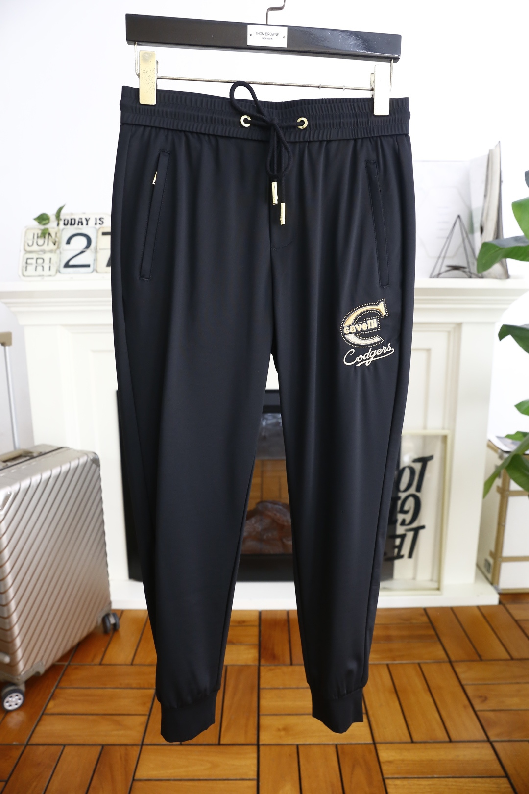 NO:469595,M Kavali. New summer thin casual pants for men!  It uses imported comfortable and breathable fabrics, and is customized letters LOGO design for luxury brand. The upper body is casual and comfortable!  Elastic waist casual and versatile style without restraint!  The same product for overseas European counters, the upper body is fashionable and sporty, very low-key and luxurious!  The stitching of the turner is delicate and strong!  Perfect three-dimensional tailoring, highly recommend buying the product!  Counter size 29-38, shipped the next day!  ,alexander wang19860909M卡瓦丽. 夏季新款男士薄款休闲裤！采用进口舒适透气面料,奢华品牌定制字母LOGO设计 上身随意舒服！松紧腰休闲百搭款无束缚感！海外欧洲专柜同品,上身时尚运动显时尚,很低调且不失奢华品味！车工缝线细致而强悍！完美立体剪裁,强烈推荐购入货色！专柜尺码29-38,隔天出货！,,alexander wang,Men's clothing