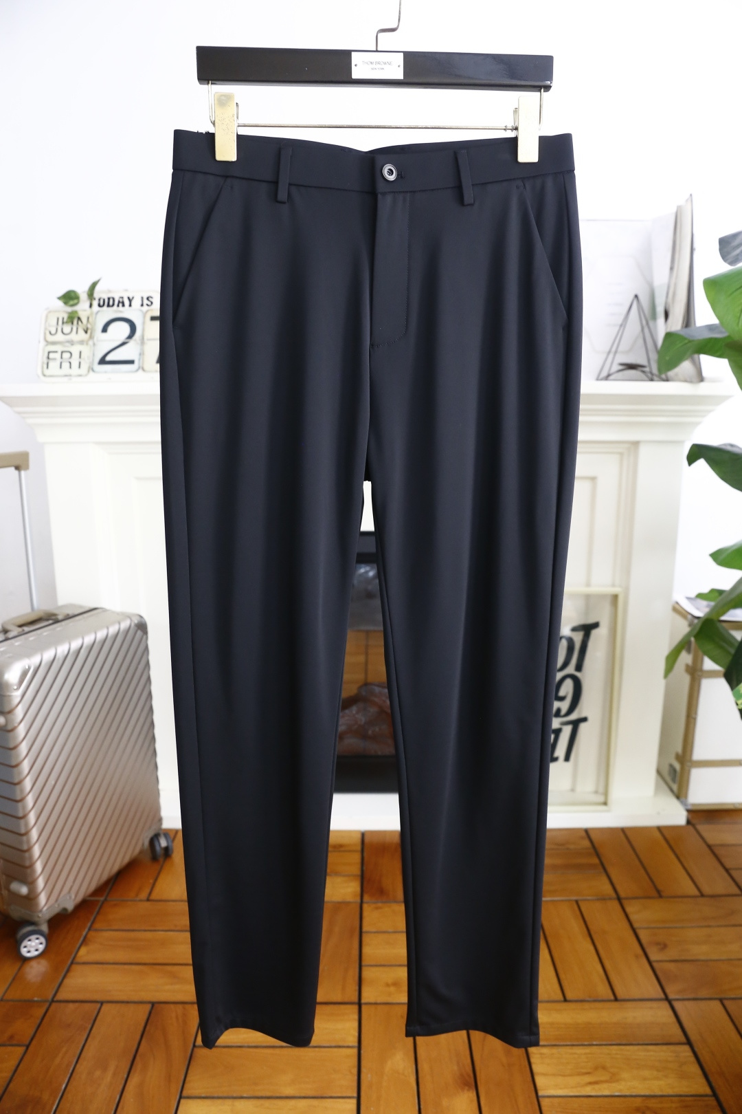 NO:469576,Pula*. 25 new summer fashion men's thin casual trousers!  It uses imported comfortable and breathable fabrics, luxurious and classic custom LOGO design, and the upper body is comfortable at will!  Casual and versatile style with no restraint!  The same product for overseas European counters, the upper body is fashionable and sporty, very low-key and luxurious!  The stitching of the turner is delicate and strong!  Perfect three-dimensional tailoring, highly recommend buying the product!  Counter size 29-38, shipped the next day!  ,prada,alexander wang19860909普拉*. 25夏季新品时尚男士薄款休闲西裤！采用进口舒适透气面料,奢华经典定制LOGO设计 上身随意舒服！休闲小脚百搭款无束缚感！海外欧洲专柜同品,上身时尚运动显时尚,很低调且不失奢华品味！车工缝线细致而强悍！完美立体剪裁,强烈推荐购入货色！专柜尺码29-38,隔天出货！,,prada,alexander wang,Men's clothing