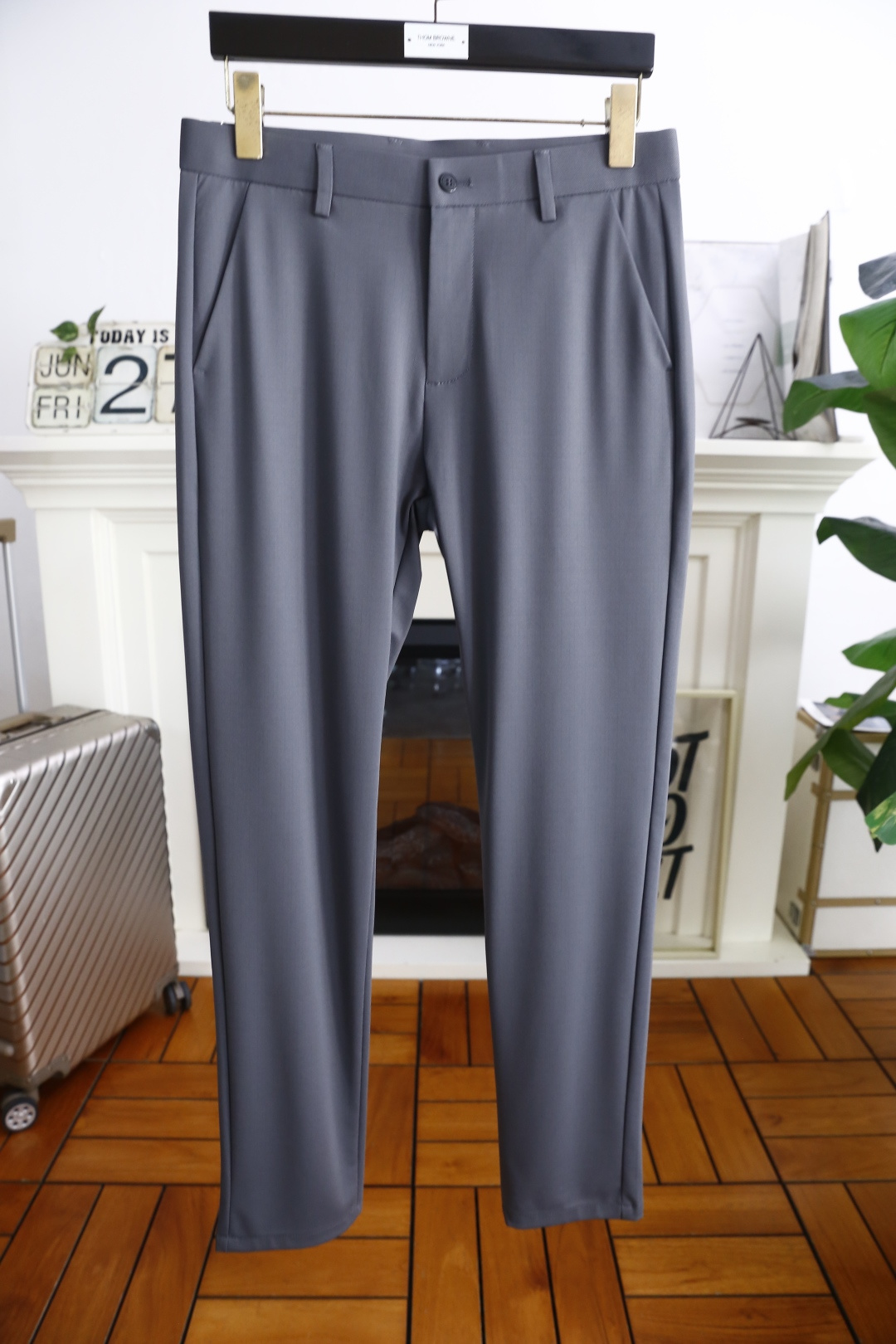 NO:469582,Pula*. 25 new summer fashion men's thin casual trousers!  It uses imported comfortable and breathable fabrics, luxurious and classic custom LOGO design, and the upper body is comfortable at will!  Casual and versatile style with no restraint!  The same product for overseas European counters, the upper body is fashionable and sporty, very low-key and luxurious!  The stitching of the turner is delicate and strong!  Perfect three-dimensional tailoring, highly recommend buying the product!  Counter size 29-38, shipped the next day!  ,prada,alexander wang19860909普拉*. 25夏季新品时尚男士薄款休闲西裤！采用进口舒适透气面料,奢华经典定制LOGO设计 上身随意舒服！休闲小脚百搭款无束缚感！海外欧洲专柜同品,上身时尚运动显时尚,很低调且不失奢华品味！车工缝线细致而强悍！完美立体剪裁,强烈推荐购入货色！专柜尺码29-38,隔天出货！,,prada,alexander wang,Men's clothing