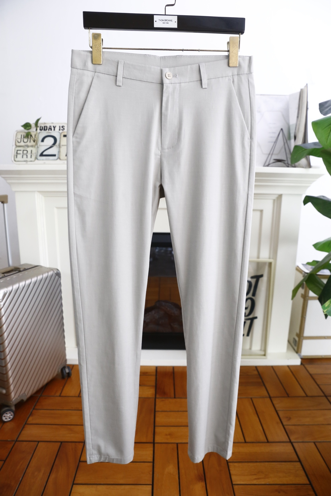 NO:469589,Jenny*. 25 new summer fashion men's thin casual trousers!  It uses imported comfortable and breathable fabrics, luxurious and classic custom LOGO design, and the upper body is comfortable at will!  Casual and versatile style with no restraint!  The same product for overseas European counters, the upper body is fashionable and sporty, very low-key and luxurious!  The stitching of the turner is delicate and strong!  Perfect three-dimensional tailoring, highly recommend buying the product!  Counter size 29-38, shipped the next day!  ,zegna,alexander wang19860909杰尼*. 25夏季新品时尚男士薄款休闲西裤！采用进口舒适透气面料,奢华经典定制LOGO设计 上身随意舒服！休闲小脚百搭款无束缚感！海外欧洲专柜同品,上身时尚运动显时尚,很低调且不失奢华品味！车工缝线细致而强悍！完美立体剪裁,强烈推荐购入货色！专柜尺码29-38,隔天出货！,,zegna,alexander wang,Men's clothing