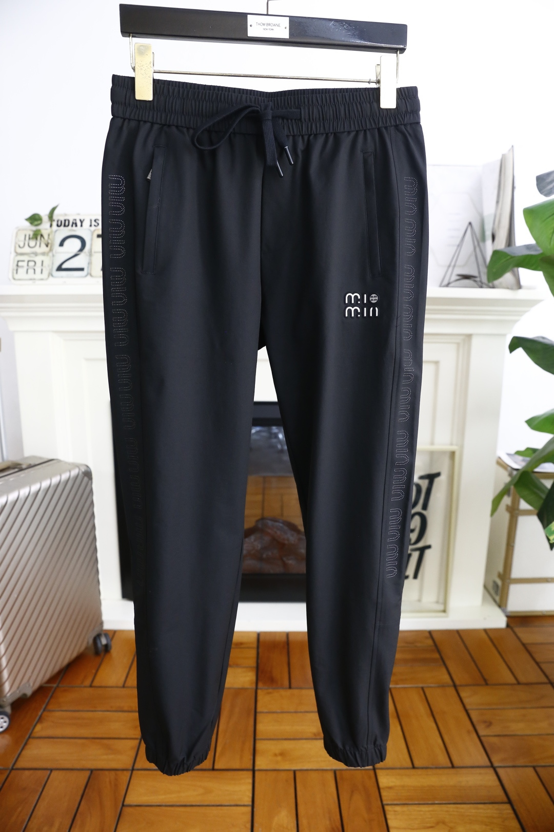 NO:469600,MIUMIU. New Summer Thin Leisure Pants for Men!  It uses imported comfortable and breathable fabrics, with a luxurious brand letter LOGO design, and the upper body is casual and comfortable!  Elastic waist casual and versatile style without restraint!  The same product for overseas European counters, the upper body is fashionable and sporty, very low-key and luxurious!  The stitching of the turner is delicate and strong!  Perfect three-dimensional tailoring, highly recommend buying the product!  Counter size 29-38, shipped the next day!  ,miumiu,alexander wang19860909MIUMIU. 夏季新款男士薄款休闲裤！采用进口舒适透气面料,奢华品牌字母LOGO设计 上身随意舒服！松紧腰休闲百搭款无束缚感！海外欧洲专柜同品,上身时尚运动显时尚,很低调且不失奢华品味！车工缝线细致而强悍！完美立体剪裁,强烈推荐购入货色！专柜尺码29-38,隔天出货！,,miumiu,alexander wang,Men's clothing