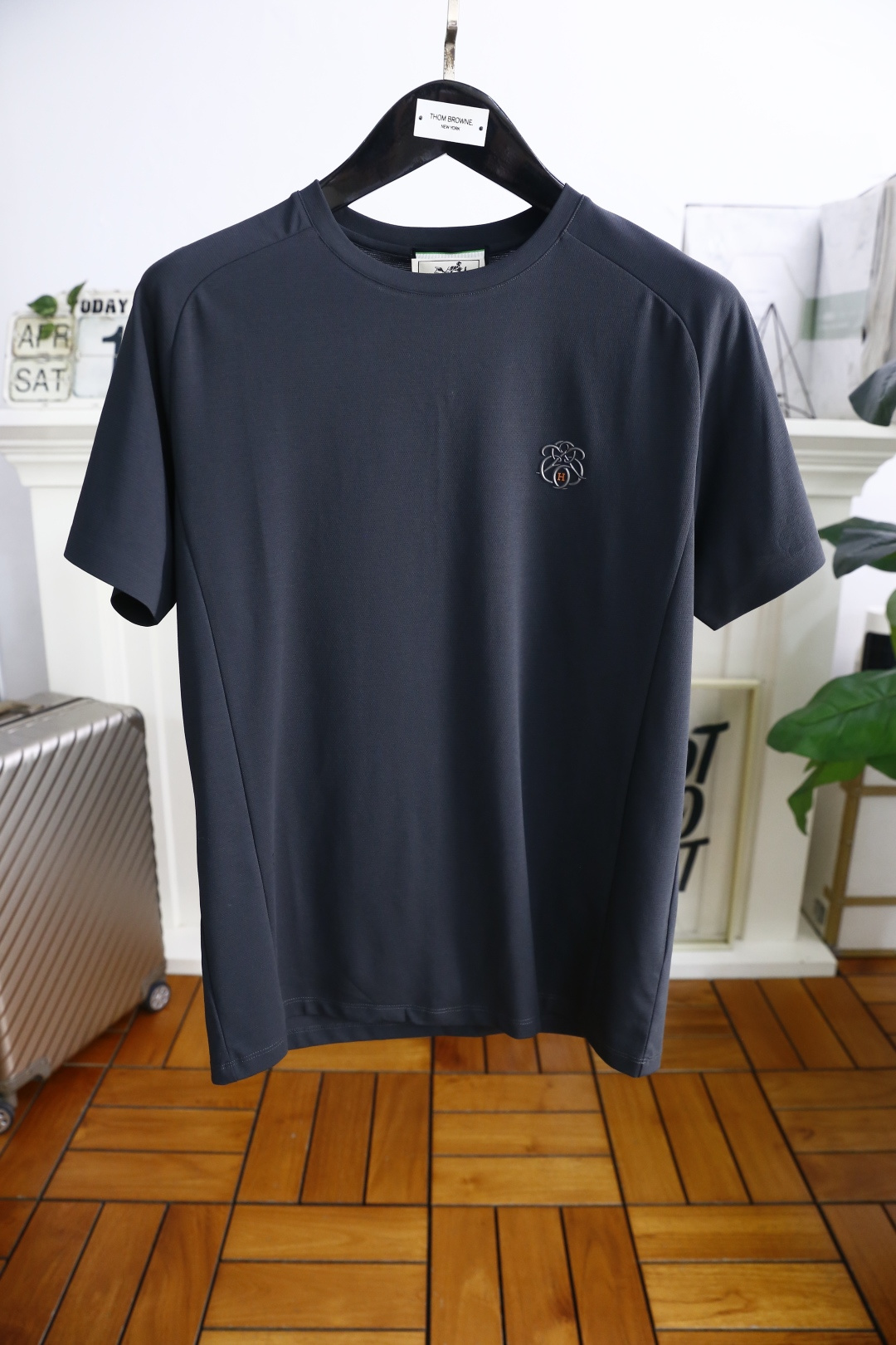 NO:469565,Aima 4/Her*es. New summer products for men's short-sleeved fashion classic round neck design!  Luxury classic brand customized LOGO matching!  High-end custom versatile styles that anyone can easily control. Use high-end top double mercerized cotton fabric!  It is very high-end and understandable. It must be purchased!  The style and tailoring are slim styles, which are very exquisite, showing aura and highlighting the exquisiteness of business men. This is the unique feature, the right slim fit, and the upper body effect is very good!  Counter size M-3XL, shipped the next day!  , hermes, T-shirt,alexander wang19860909爱马4/Her*es. 夏季新品男士短袖时尚经典圆领设计！奢华经典品牌定制LOGO搭配！高级定制百搭款式 任何人都可以轻松驾驭 采用高档顶级双丝光棉面料！非常显档次懂货的必须入！版型剪裁属于修身款 非常精致,显气场,又会凸显商务男士的精致,这就是独到之处,恰到好处的修身,上身效果非常赞！专柜尺码M-3XL,隔天出货！,,hermes,T-shirt,alexander wang,Men's clothing