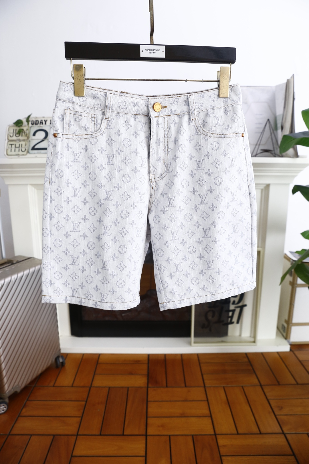 NO:469624,Louisville*/LV.ss summer new product!  Fashionable men's versatile denim shorts luxury brand classic LOGO design uses comfortable washing denim fabric high-end customization, soft touch, fashionable luxury goods, fashion brands, just to improve your quality of life, you can determine the personalized customization, the style is excellent, the details are impeccable!  The style is not picky and very high-end. It is a must-have for trendy men!  Counter size 30-36, shipped the next day!  ,,louis vuitton,louis vuitton,shorts,alexander wang19860909路易威*/LV. ss夏季新品！时尚男士百搭牛仔短裤奢华品牌经典LOGO设计采用舒适洗水牛仔布面料高端定制 手感柔软 时尚奢侈品 时尚大牌 只是为了提升你的生活品质 你来确定个性定制 版型超赞,细节做工无可挑剔！款式不挑人 特别高档 潮男必入手！专柜尺码30-36,隔天出货！,,louis vuitton,louis vuitton,shorts,alexander wang,Men's clothing