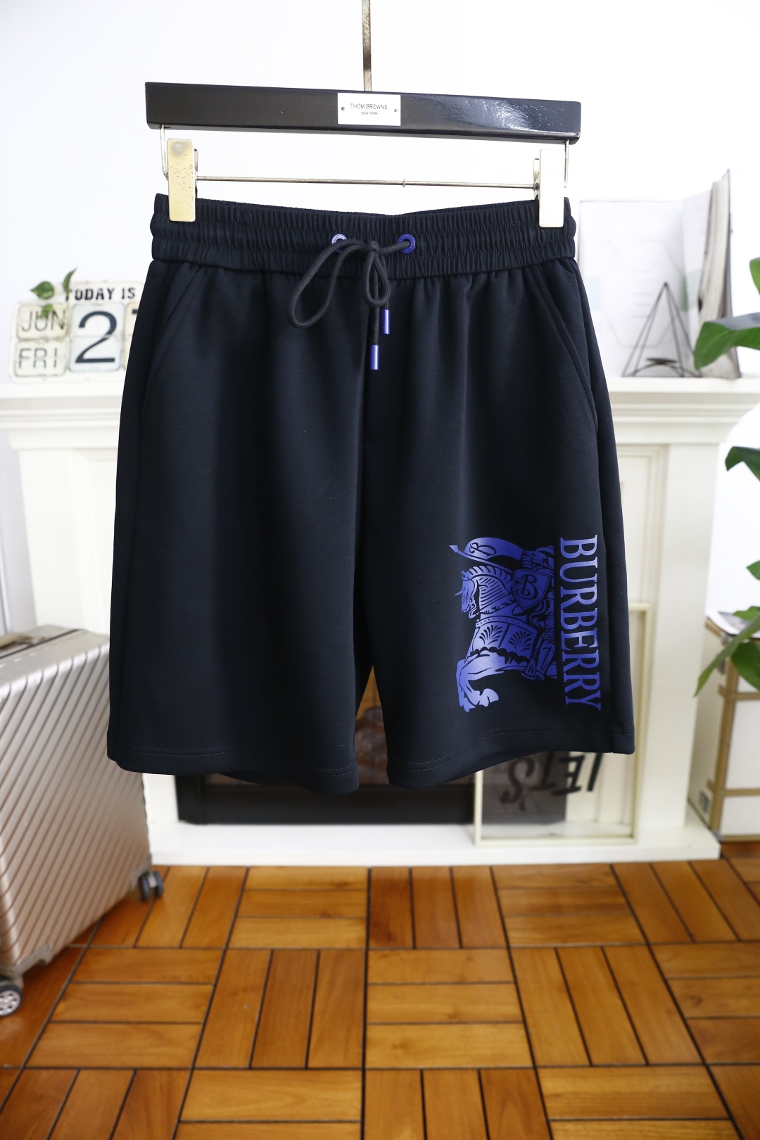 NO:469619,Burbe*ry. New summer products! Fashionable original single men's versatile elastic waist shorts are made of comfortable fabrics and skin-friendly and excellent luxury classic brand letter logo design. Taste and value are shared. They are very comfortable to wear, low-key and luxurious. They are very classy when worn. There is no need to say much about the trouser style and cut. The upper body is exquisite and vivid. Really first-class and top-quality materials. Really palace-level casual shorts. The upper body is absolutely stylish and extremely luxurious. Full of personality, atmospheric and versatile, a must-have when going out! Size 48-56, shipped the next day! ,burberry,burberry,shorts,alexander wang19860909巴宝丽/Burbe*ry. 夏季新品！时尚原單男士百搭松紧腰短裤采用舒适面料亲肤感极佳奢华经典品牌字母logo设计 品味与价值共享 身穿着非常舒适 低调不失奢华 穿出去非常有档次 裤型款式和裁剪亦无需多言 上身精致跃然.真正一等一顶级质料 真正殿堂级的休闲短裤 上身绝对的有型 极度奢华 个性十足,大气且百搭,出街必备！尺码48-56,隔天出货！,,burberry,burberry,shorts,alexander wang,Men's clothing