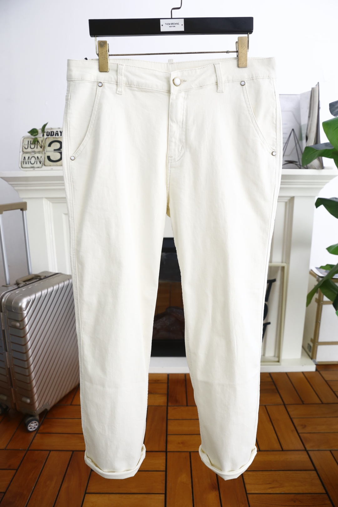 NO:469612,Paul. New summer products!  Fashionable men's light color versatile casual jeans!  Luxury classic brand embroidery LOGO accessories. It is very comfortable to wear, low-key and luxurious. It is very classy when worn. There is no need to say much about the style and cutting of the pants. The upper body is exquisite and vivid, and the top quality is top-quality. The selection of truly palace-grade denim. High-end top-quality washing cloth fabric is of excellent quality. It makes the pants very soft after heavy washing!  Not picky about people, the upper body is absolutely stylish and extremely luxurious. Counter size 29-38, shipped the next day!  ,alexander wang19860909保罗. 夏季新品！时尚男士浅色百搭休闲牛裤！奢华经典品牌刺绣LOGO配饰 身穿着非常舒适 低调不失奢华 穿出去非常有档次 裤型款式和裁剪亦无需多言 上身精致跃然高档一等一顶级质料 真正殿堂级的牛仔布选用 高档顶级洗水布面料,品质卓然,经过重水洗使得裤子很柔软！不挑人 上身绝对的有型 极度奢华. 专柜尺码 29-38,隔天出货！,,alexander wang,Men's clothing