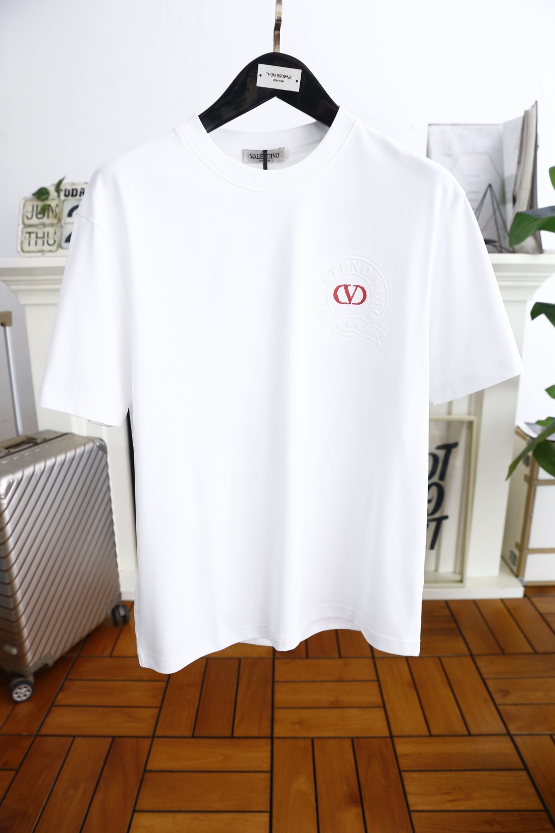 NO:462716,Valentino. 2025 summer new product for men's round neck short sleeve luxury classic brand LOGO logo marked with the upper body to experience the youthfulness and fashion sense brought by this design!  The overall style is fashionable and trendy, using comfortable European cotton fabric, soft, skin-friendly and breathable, and has a very crisp and drooping feeling. The upper body is fashionable and fashionable, and it is a must-have item for trendy men!  Counter size 46-56, shipped the next day!  , valentino, T-shirt,alexander wang19860909华伦天奴. 2025夏季新品男士圆领短袖奢华经典品牌LOGO标识标注上身就能体会这款设计带来的年轻与时尚感！整体时尚而有潮流,采用舒适欧洲棉面料 柔软亲肤透气 ,又有很好的挺括 垂感 上身时尚潮流色系,潮男必备单品！专柜尺码46-56,隔天出货！,,valentino,T-shirt,alexander wang,Men's clothing