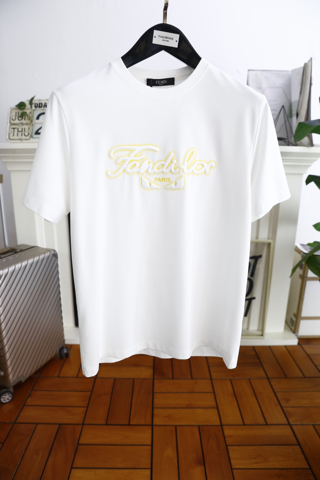 NO:469638,Fendi/Fe*di. The new summer products of men's round neck short sleeves, luxury brand letters LOGO logo on the chest, you can appreciate the youthfulness and fashion sense brought by this design!  The overall style is fashionable and trendy, using comfortable and breathable cotton fabric, soft, skin-friendly and breathable, and has a very crisp and crisp drooping feeling. The upper body is fashionable and fashionable colors, a must-have item for trendy men!  Counter size S-3XL, shipped the next day!  ,fendi,T-shirt,alexander wang19860909芬迪/Fe*di. 夏季新品男士圆领短袖胸前奢华品牌字母LOGO标识标注上身就能体会这款设计带来的年轻与时尚感！整体时尚而有潮流,采用舒适透气棉面料 柔软亲肤透气 ,又有很好的挺括 垂感 上身时尚潮流色系,潮男必备单品！专柜尺码S-3XL,隔天出货！,,fendi,T-shirt,alexander wang,Men's clothing