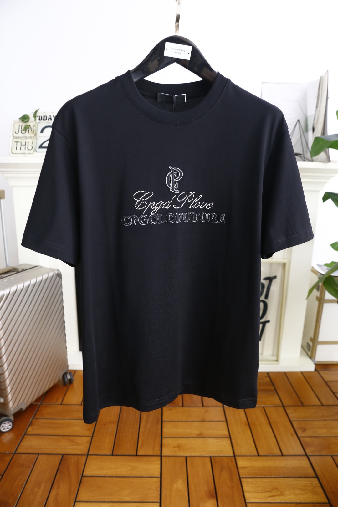 NO:462721,LP. 2025 summer new product for men's round neck short sleeves with luxurious custom LOGO logo on the chest and you can appreciate the youthfulness and fashion sense brought by this design!  The overall style is fashionable and trendy, using comfortable and breathable European cotton fabric, soft, skin-friendly and breathable, and has a very crisp and crisp drooping feeling. The upper body is fashionable and fashionable colors, a must-have item for trendy men!  Counter size S-3XL, shipped the next day!  ,loro piana,T-shirt,alexander wang19860909LP. 2025夏季新品男士圆领短袖胸前奢华定制LOGO标识标注上身就能体会这款设计带来的年轻与时尚感！整体时尚而有潮流,采用舒适透气欧洲棉面料 柔软亲肤透气 ,又有很好的挺括 垂感 上身时尚潮流色系,潮男必备单品！专柜尺码S-3XL,隔天出货！,,loro piana,T-shirt,alexander wang,Men's clothing