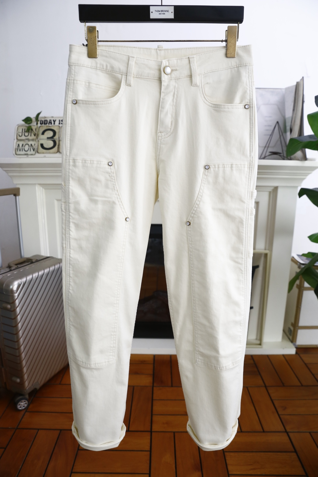 NO:469616,LP. New in summer!  Fashionable men's light color versatile casual jeans!  Luxury classic brand customized LOGO accessories. It is very comfortable to wear, low-key and luxurious. It is very classy when worn. There is no need to say much about the style and cutting of the pants. The upper body is exquisite and vivid, and the top quality is top-quality. The selection of real palace-grade denim. High-end top-quality washing cloth fabric is of excellent quality. It has heavy washing and makes the pants very soft!  Not picky about people, the upper body is absolutely stylish and extremely luxurious. Counter size 29-38, shipped the next day!  loro piana alexander wang19860909LP. 夏季新品！时尚男士浅色百搭休闲牛裤！奢华经典品牌定制LOGO配饰 身穿着非常舒适 低调不失奢华 穿出去非常有档次 裤型款式和裁剪亦无需多言 上身精致跃然高档一等一顶级质料 真正殿堂级的牛仔布选用 高档顶级洗水布面料,品质卓然,经过重水洗使得裤子很柔软！不挑人 上身绝对的有型 极度奢华. 专柜尺码 29-38,隔天出货！,,loro piana,alexander wang,Men's clothing