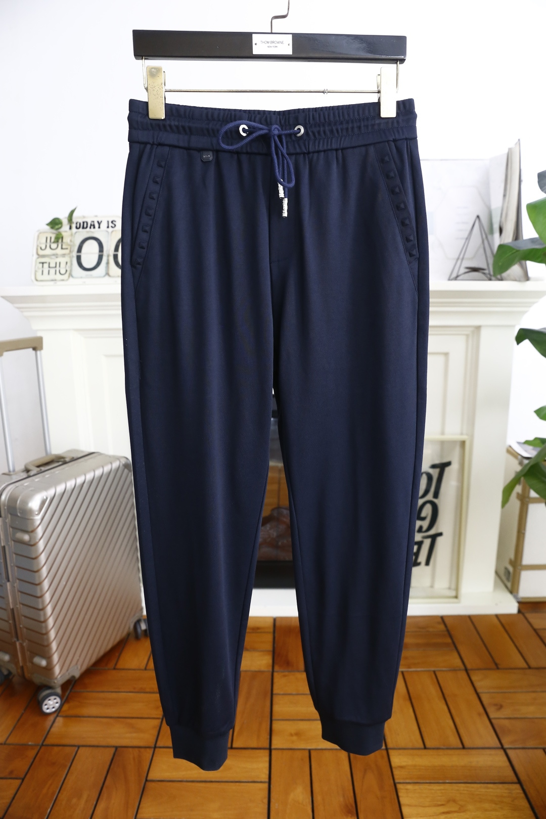 NO:469594,Valentino. 25 new summer fashion men's casual pants!  It uses imported comfortable and breathable fabrics, luxury brand classic LOGO design, and the upper body is casual and comfortable!  Elastic waist and close the casual combination without restraint!  The same product for overseas European counters, the upper body is fashionable and sporty, very low-key and luxurious!  The stitching of the turner is delicate and strong!  Perfect three-dimensional tailoring, highly recommend buying the product!  Counter size 29-38, shipped the next day!  , valentino,alexander wang19860909华伦天奴. 25夏季新品时尚男士休闲裤！采用进口舒适透气面料,奢华品牌经典LOGO设计 上身随意舒服！松紧腰收口休闲搭配无束缚感！海外欧洲专柜同品,上身时尚运动显时尚,很低调且不失奢华品味！车工缝线细致而强悍！完美立体剪裁,强烈推荐购入货色！专柜尺码29-38,隔天出货！,,valentino,alexander wang,Men's clothing