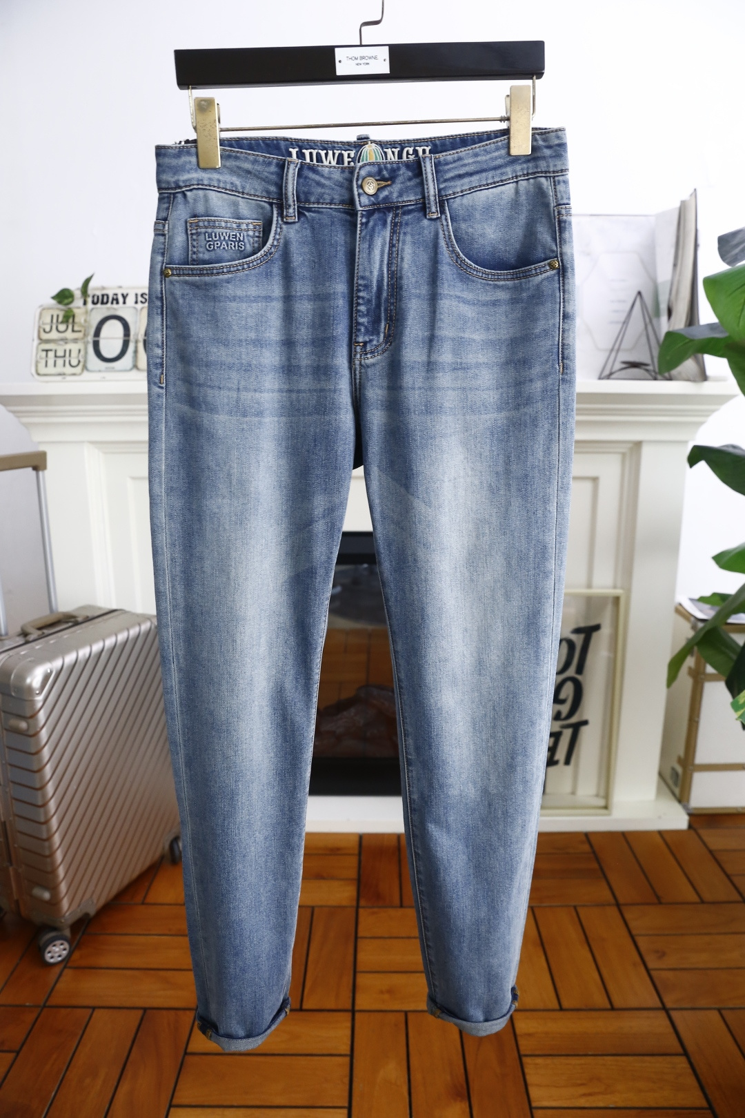 NO:469608,Louis Vuitt*n. New in summer!  Fashionable men's summer thin jeans are made of customer-supplied wash stretch jeans!  The luxury classic brand letter logo highlights the brand characteristics, and fashion trends have therefore become one of the biggest selling points and are extremely cost-effective. There is no confusion or trouble of color conflict. Such a rich high-end jeans are absolutely fashionable, casual and versatile!  A must-have for trendy men!  Counter size 29-38, shipped the next day!  ,,louis vuitton,louis vuitton,jeans,alexander wang19860909路易威*/Louis Vuitt*n. 夏季新品！时尚男士夏季薄款牛仔裤采用客供水洗弹力牛仔裤！奢华经典品牌字母Logo标志彰显品牌特征,时尚潮流因此已成为最大卖点之一而性价比又极高,没有颜色冲突的困惑或困扰,这么一款丰富内练高端牛仔裤,绝对时尚休闲百搭款！潮男必备！专柜尺码29-38,隔天出货！,,louis vuitton,louis vuitton,jeans,alexander wang,Men's clothing